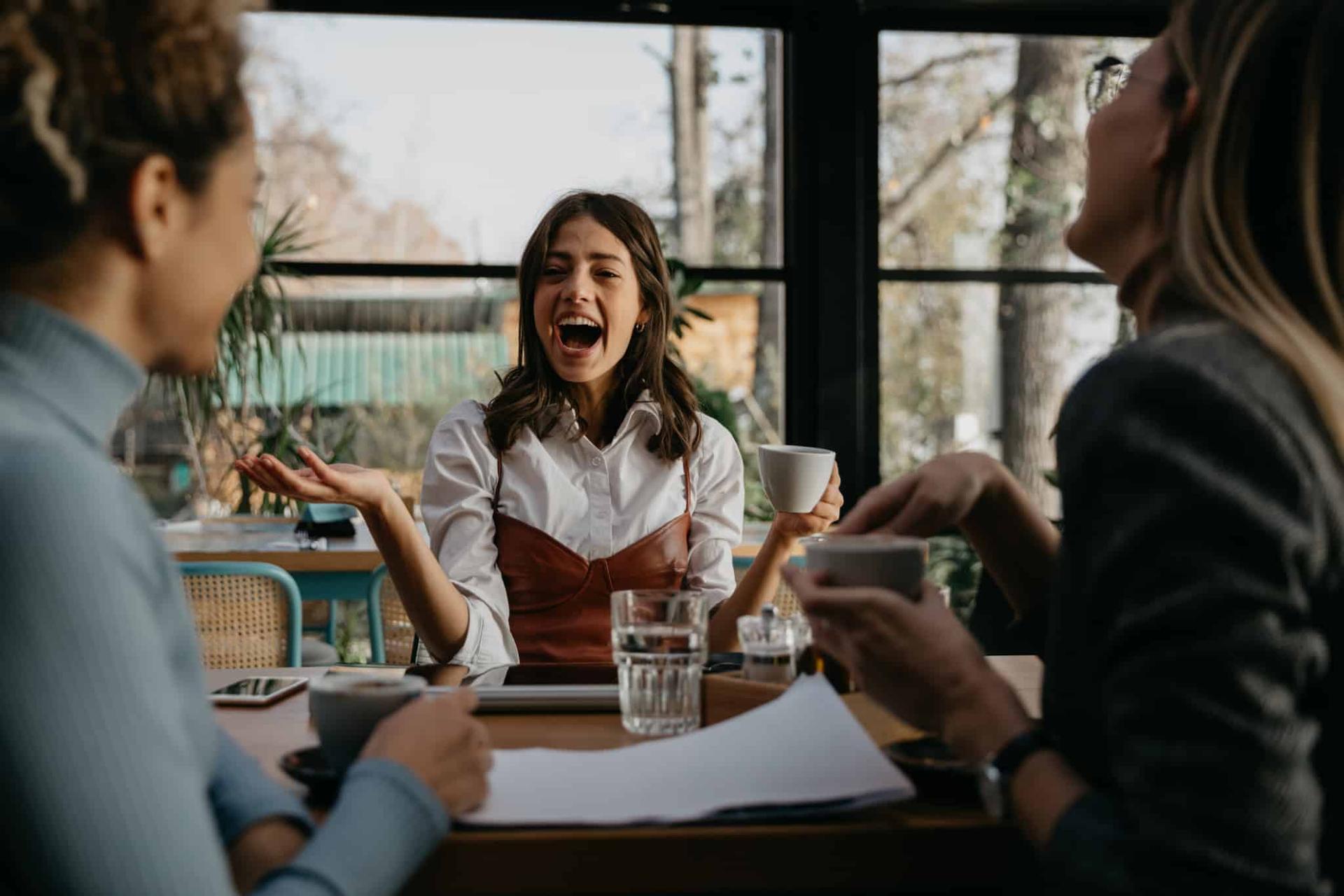 Así puedes iniciar una conversación con desconocidos sin complicaciones — Estilo de vida