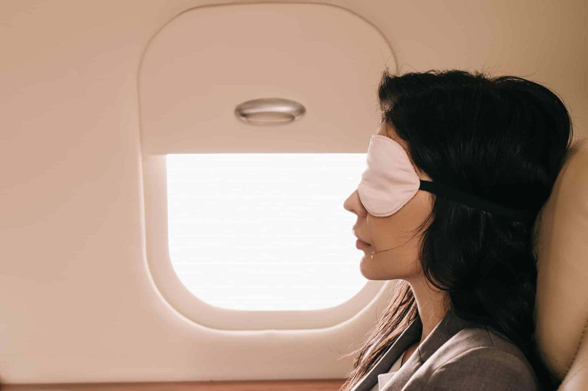 Il posto migliore per dormire in aereo: consigli dagli assistenti di volo — Tempo libero