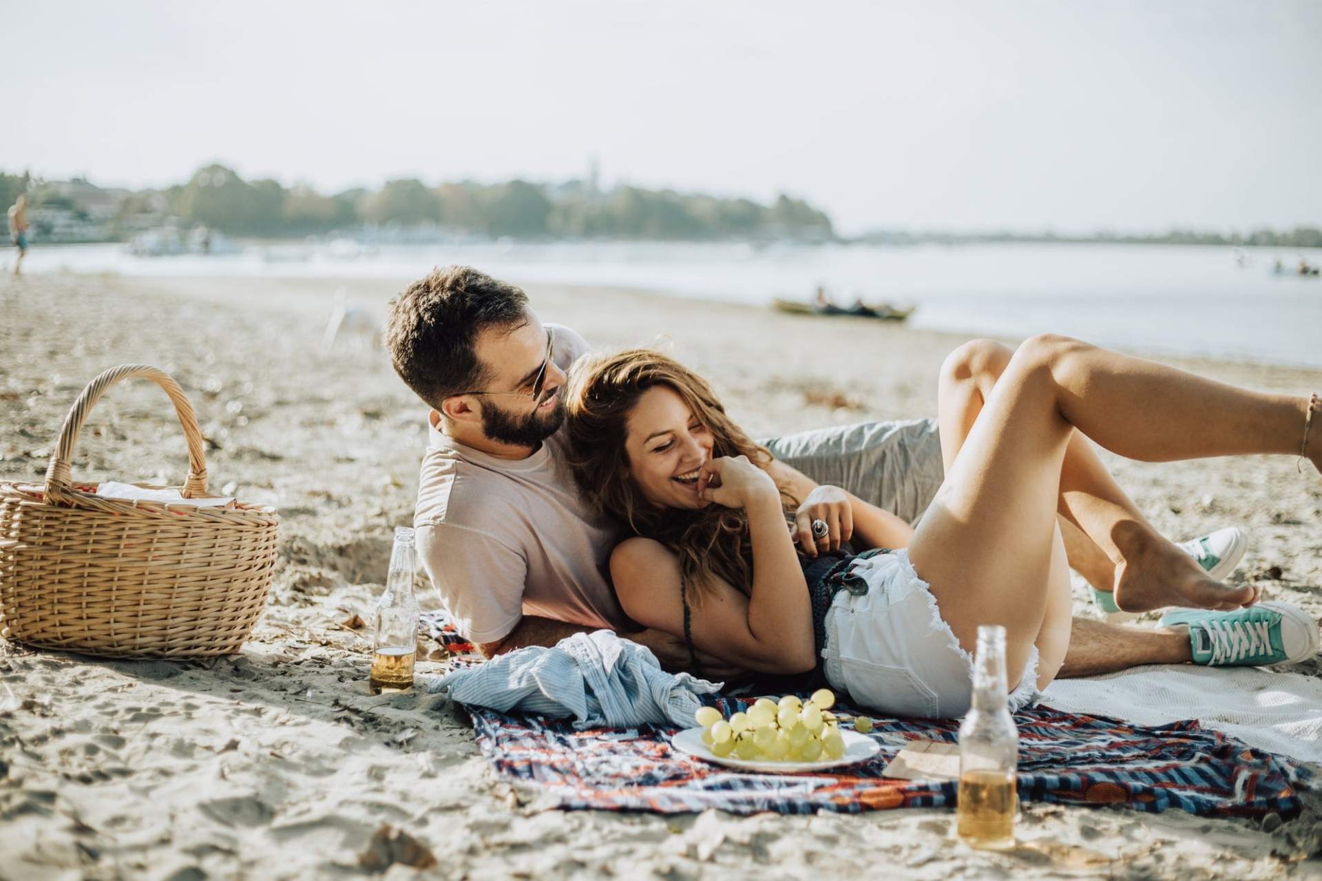 10 excuses hilarantes que tous les hommes sortent après l'emménagement en couple — Relation