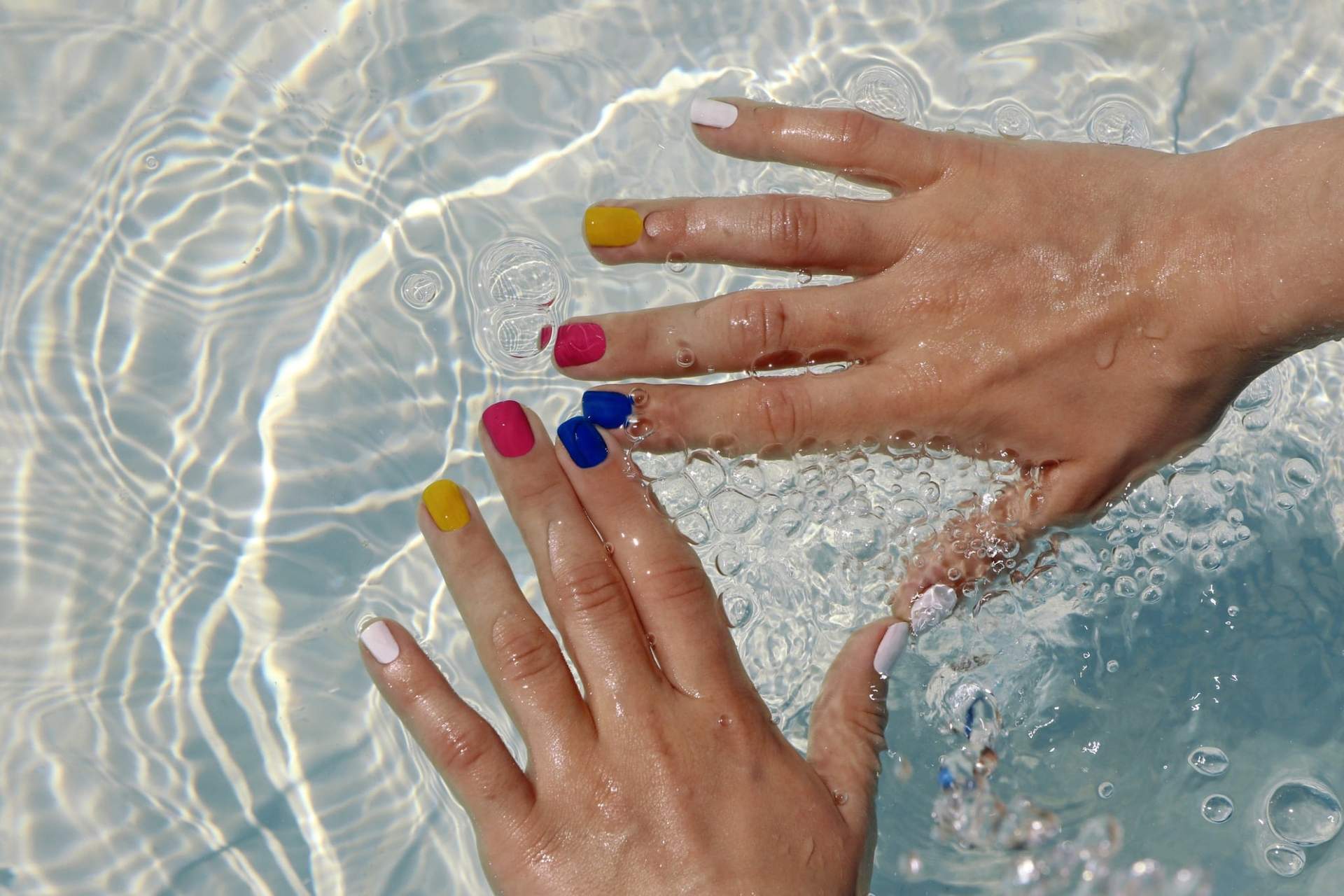 Strand an den Fingerspitzen: 10 Sommer-Maniküren, die du sofort ausprobieren willst — Stil