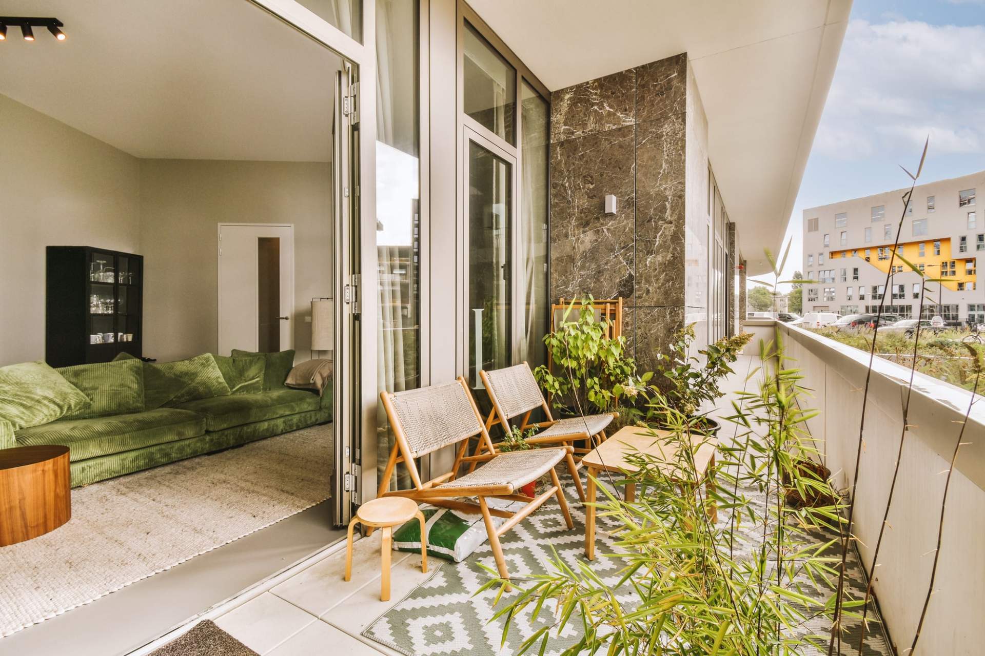 Un oasis privado sobre la ciudad: cómo transformar tu balcón fácilmente — Jardín y terraza