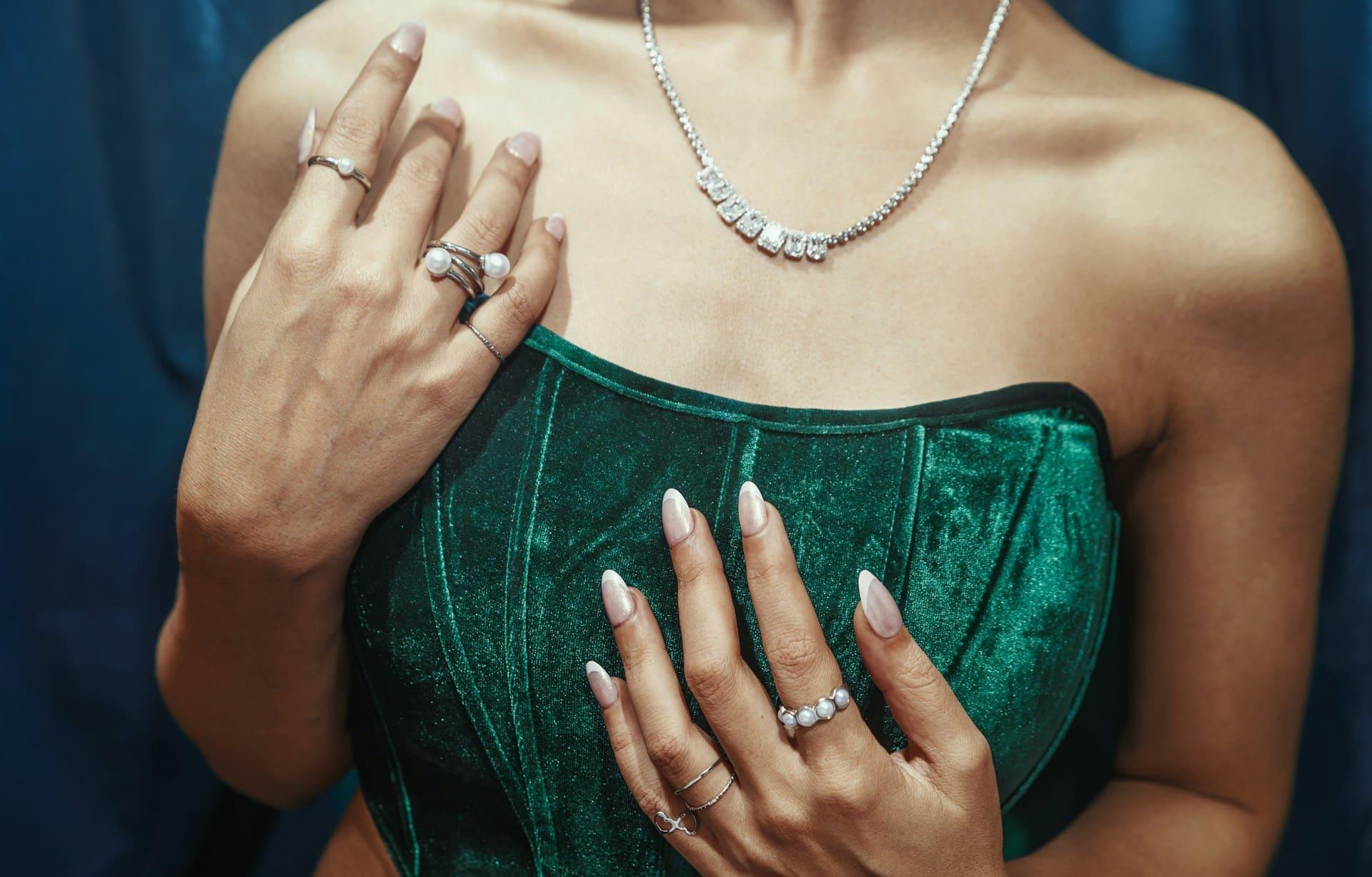 5 trucos de estilista para que tu vestido sin tirantes no se mueva — Moda