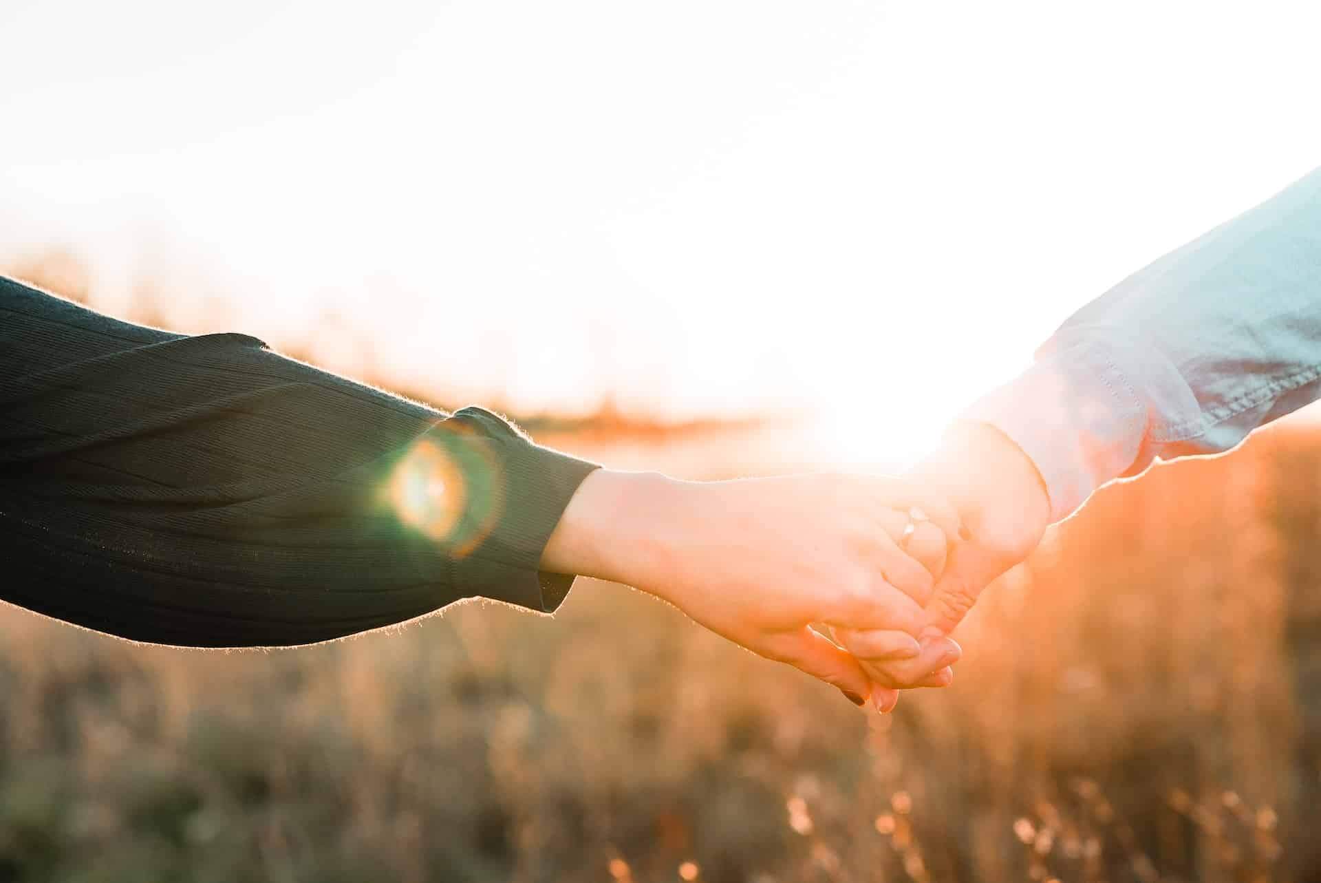 How Do You Hold Your Partner’s Hand? What It Reveals About You — Relationship