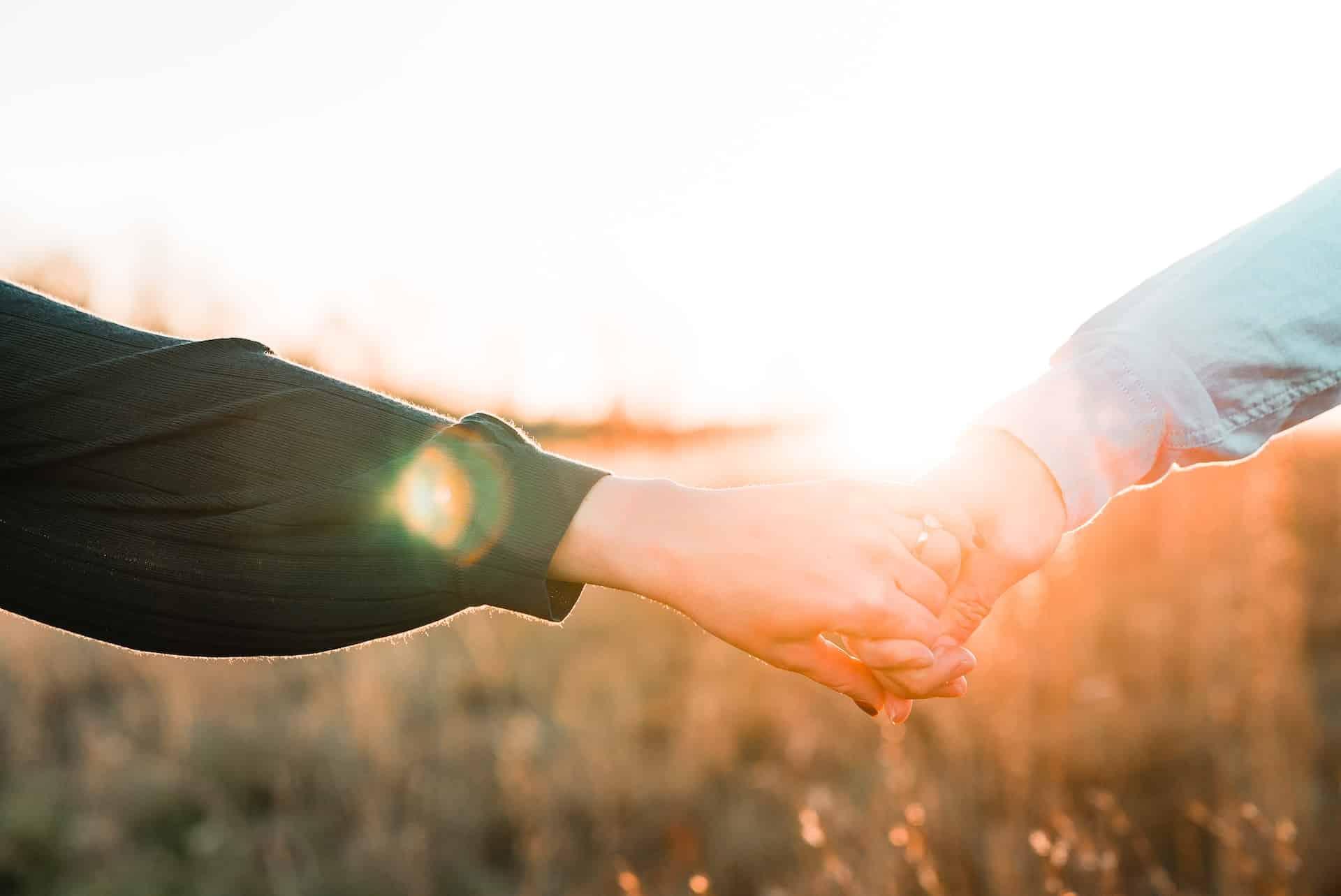 Wie haltet ihr euch an der Hand? So viel verrät das über euch — Beziehung