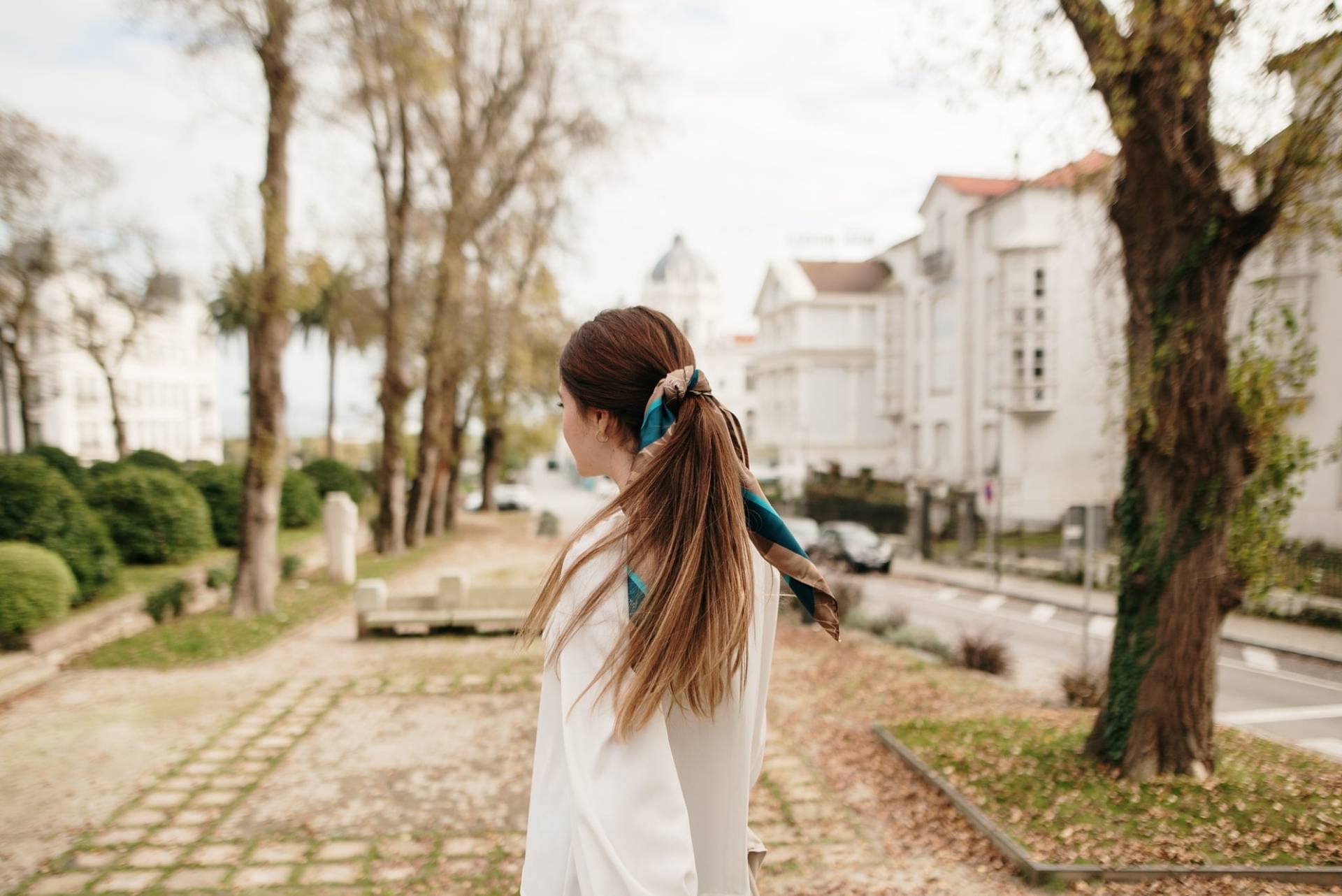 Quand tu n’as pas le temps de te laver les cheveux : idées coiffure SOS