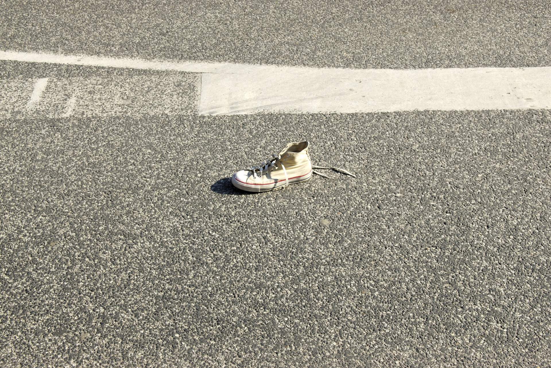 Pourquoi trouve-t-on toujours une seule chaussure abandonnée ? Le mystère enfin expliqué — Loisirs