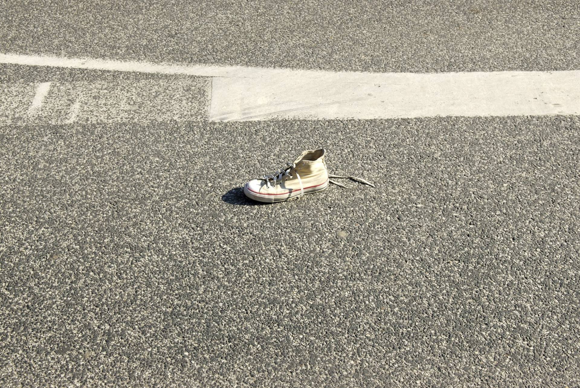 ¿Por qué siempre vemos un solo zapato tirado en la calle? El misterio tiene respuesta