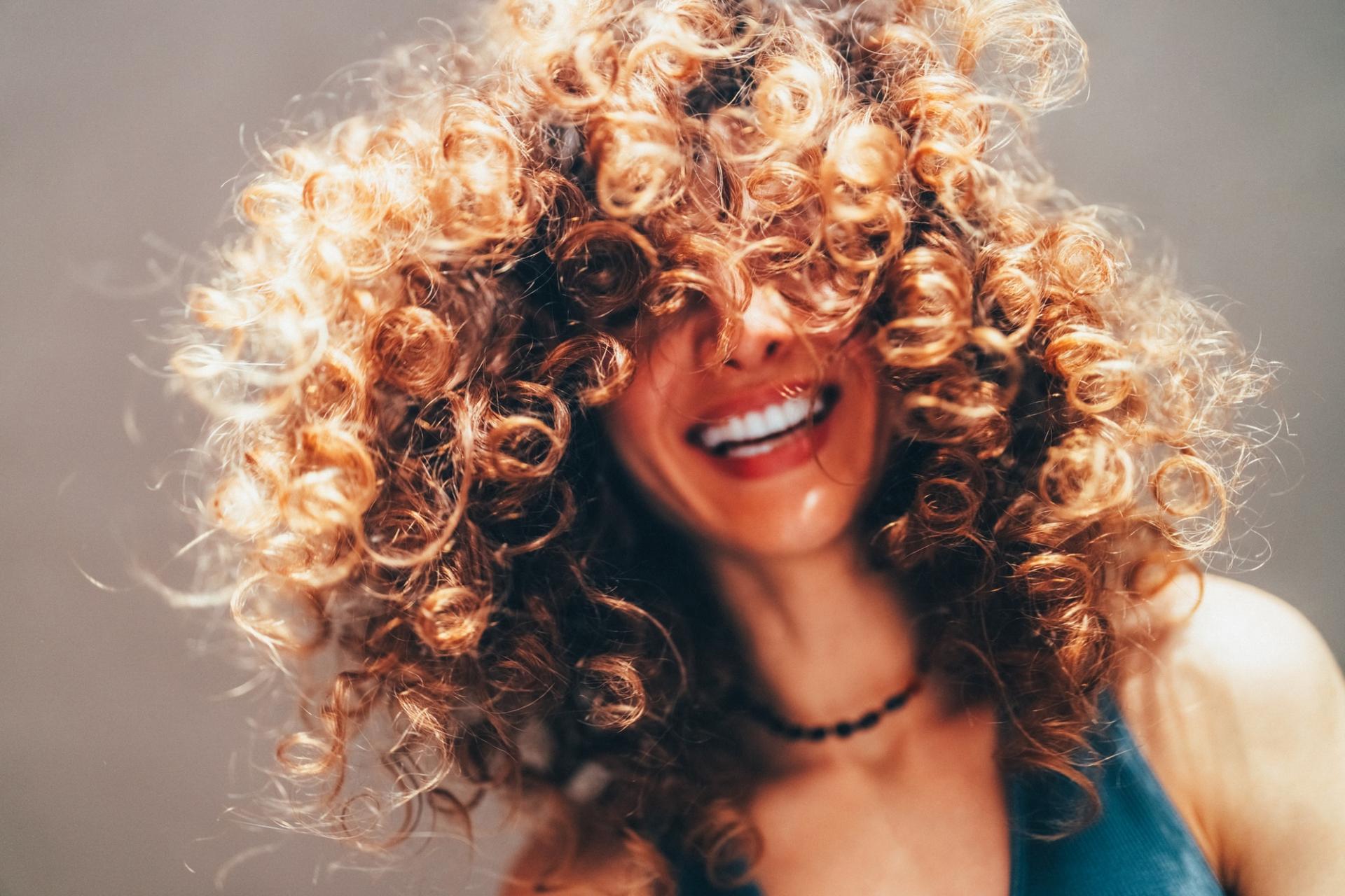 Frisuren, die optisch fülliger machen: Was du vermeiden solltest, wenn du schlanker wirken willst — Haare