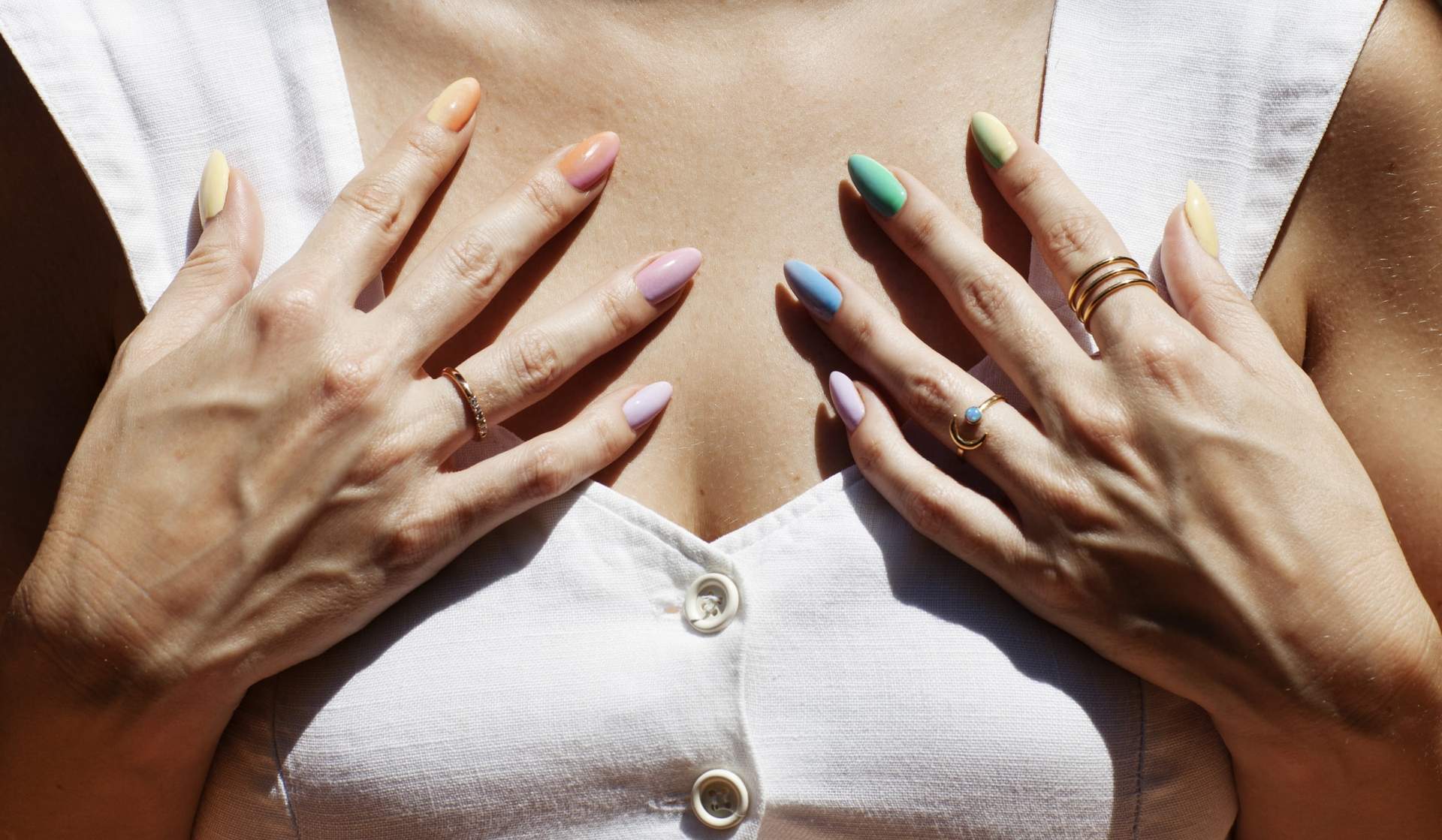 5 teintes de vernis qui subliment un teint bronzé — Style