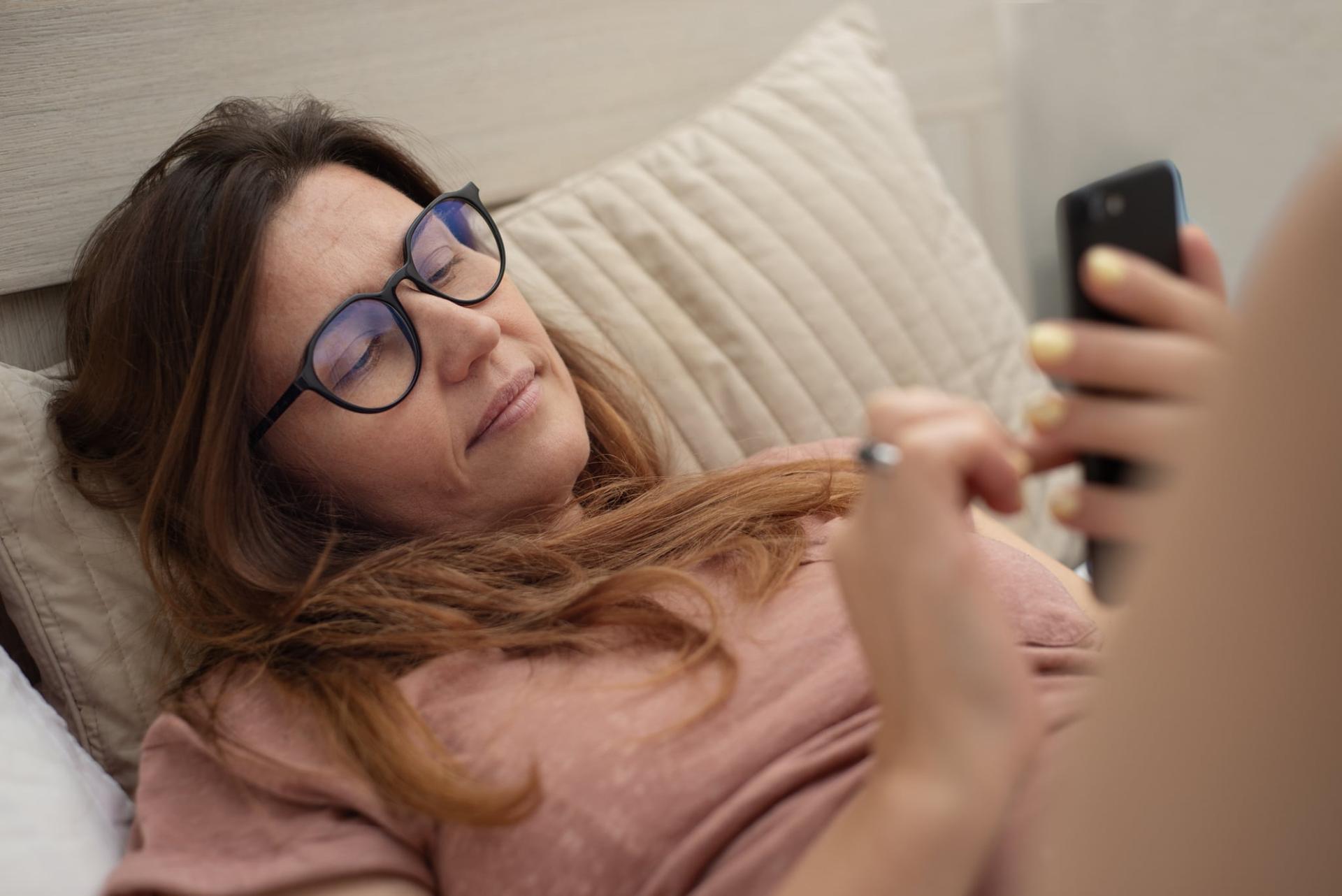 “Pocos chicos simpáticos y amables” - Mujeres mayores de 40 cuentan su experiencia en las citas online — Relación
