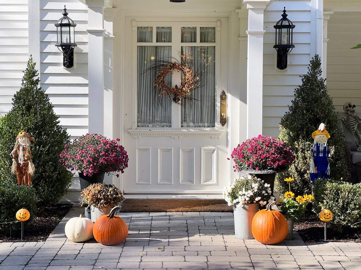 Entradas de otoño de cuento. Porches otoñales hermosos — Jardín y terraza