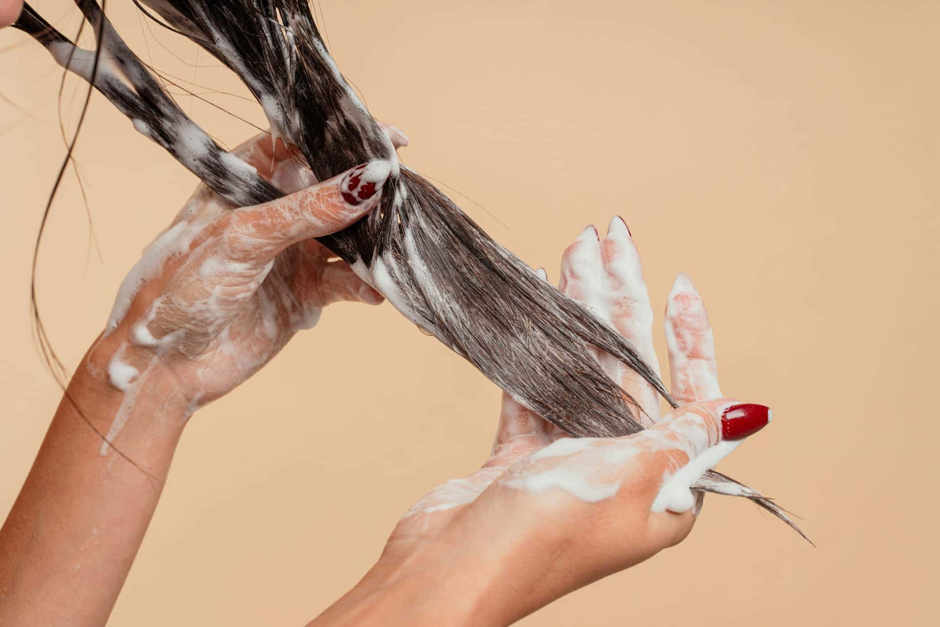 Le double shampooing est-il vraiment bénéfique pour vos cheveux ? Voici ce que disent les experts — Cheveux