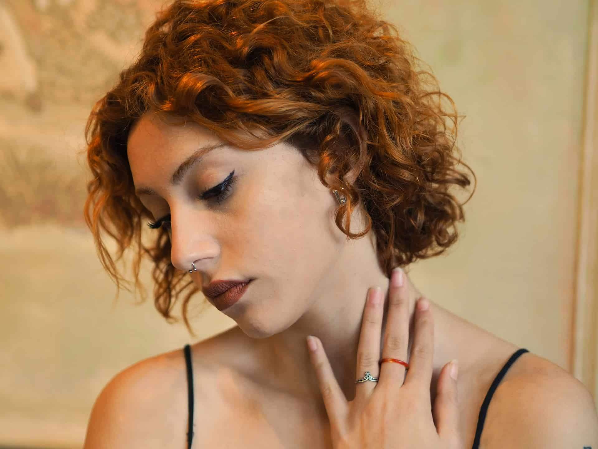 Comment boucler les cheveux courts avec du papier essuie-tout. Techniques testées