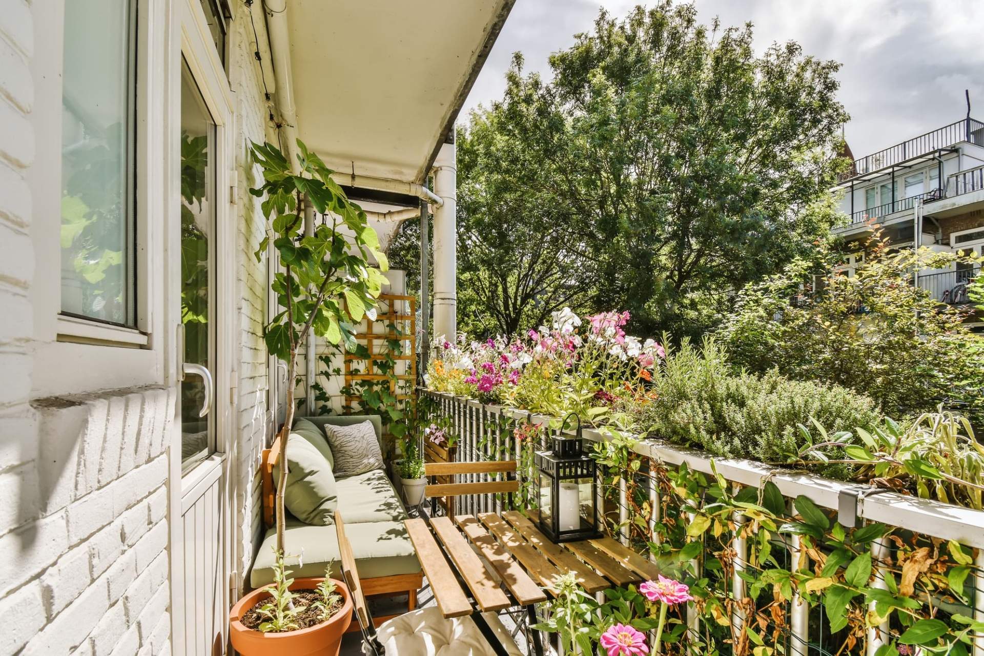 Mini giardino sul balcone: come creare un'oasi verde con pochi vasi — Giardino e terrazza