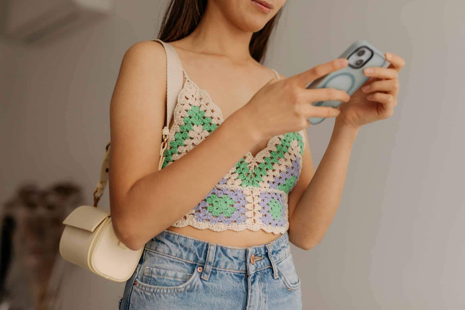 Robes au crochet rechargées. Le passe-temps de grand-mère devenu la plus grande tendance de l'été — Mode