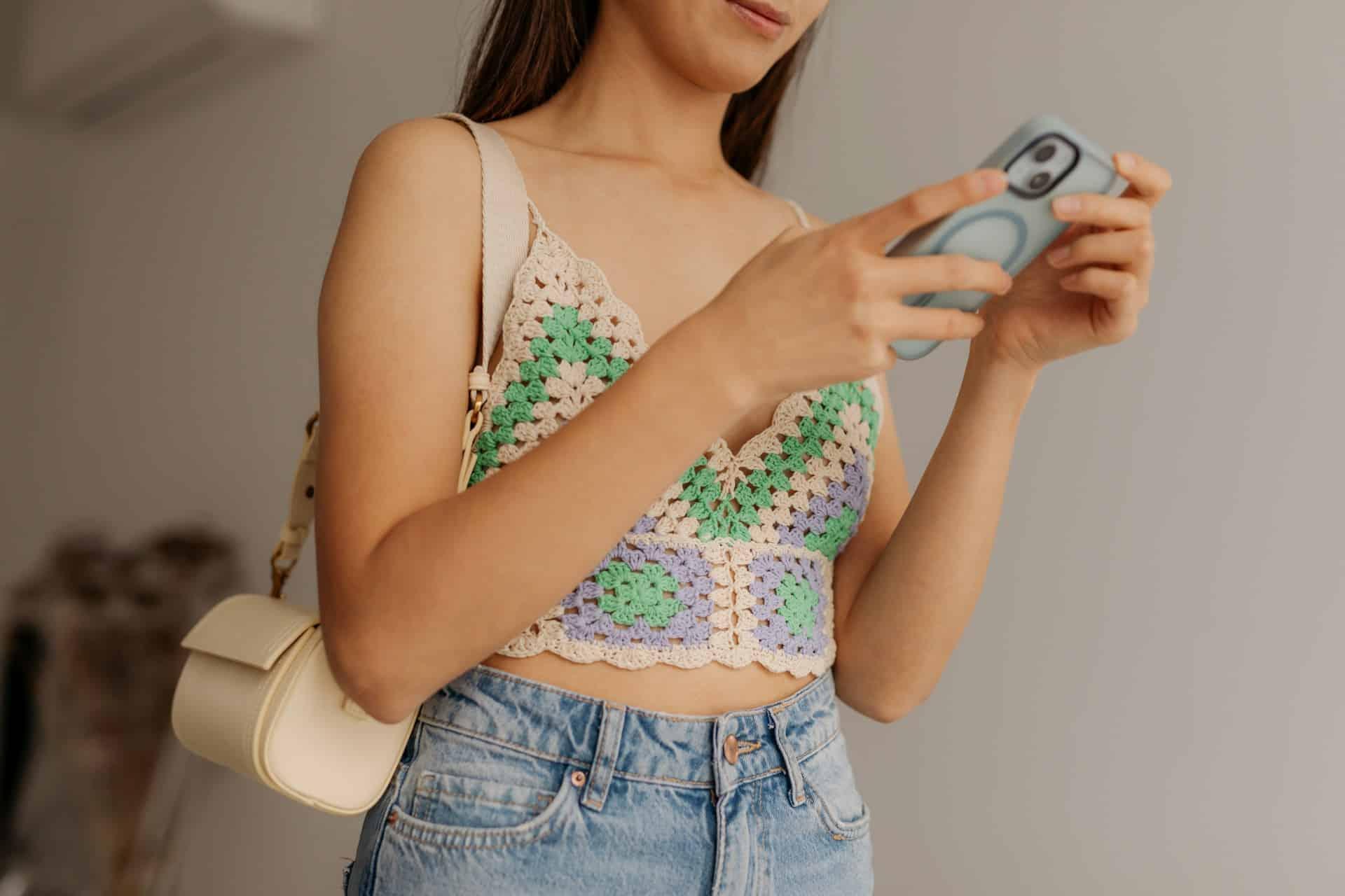 Ropa de ganchillo recargada. El hobby de la abuela se convirtió en la mayor tendencia del verano — Moda