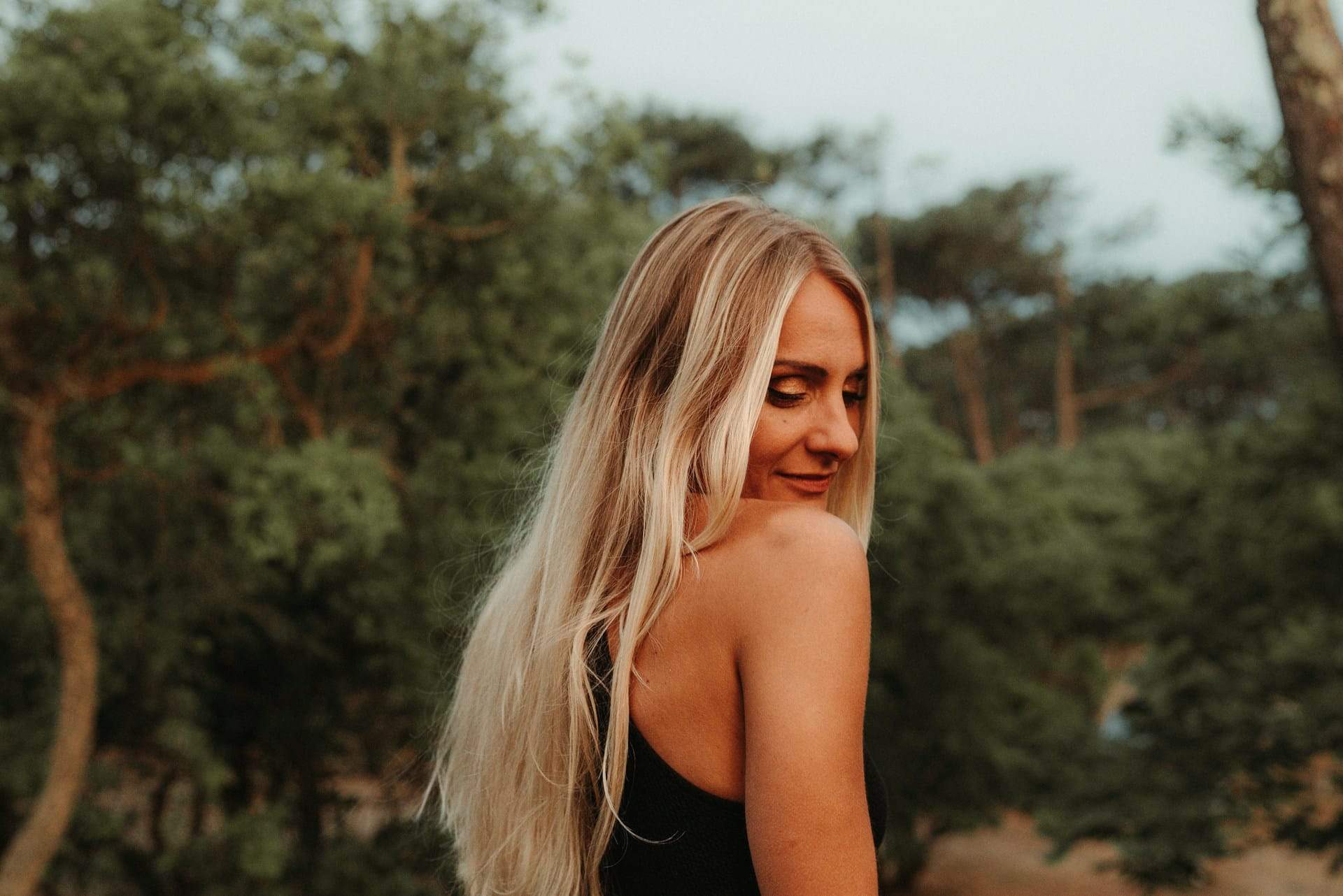 Die Kokosblond-Haarfarbe ist der Sommerhit 2025 – passt zu jedem Hautton! — Haare
