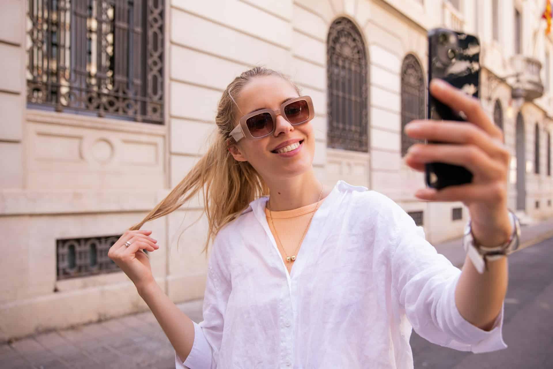 Le foto profilo femminili che catturano davvero l'attenzione degli uomini — Tempo libero