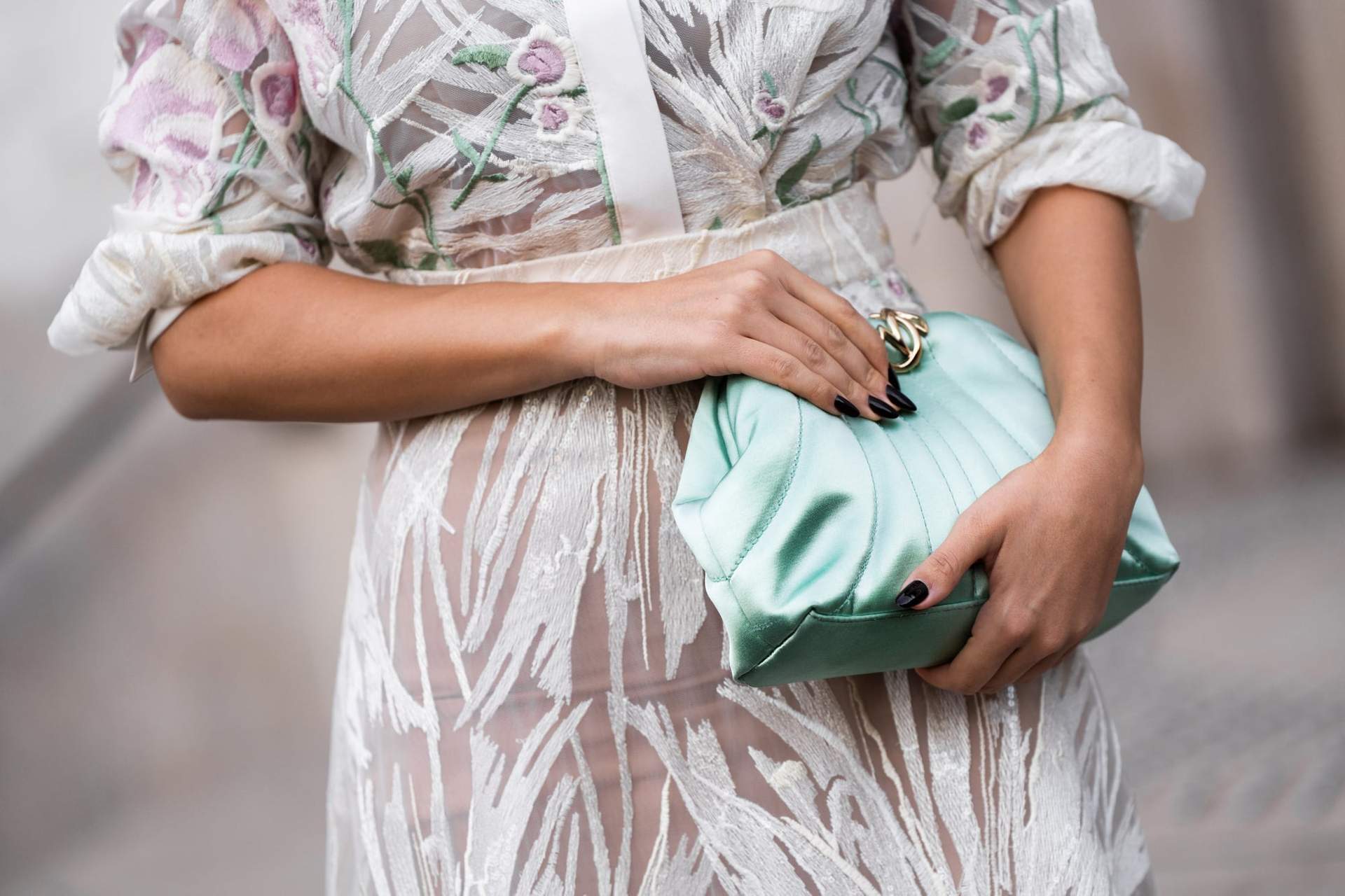 Solo per le vere amanti dello stile: la tendenza estiva delle borse, più elegante della tracolla e più casual della clutch! — Moda