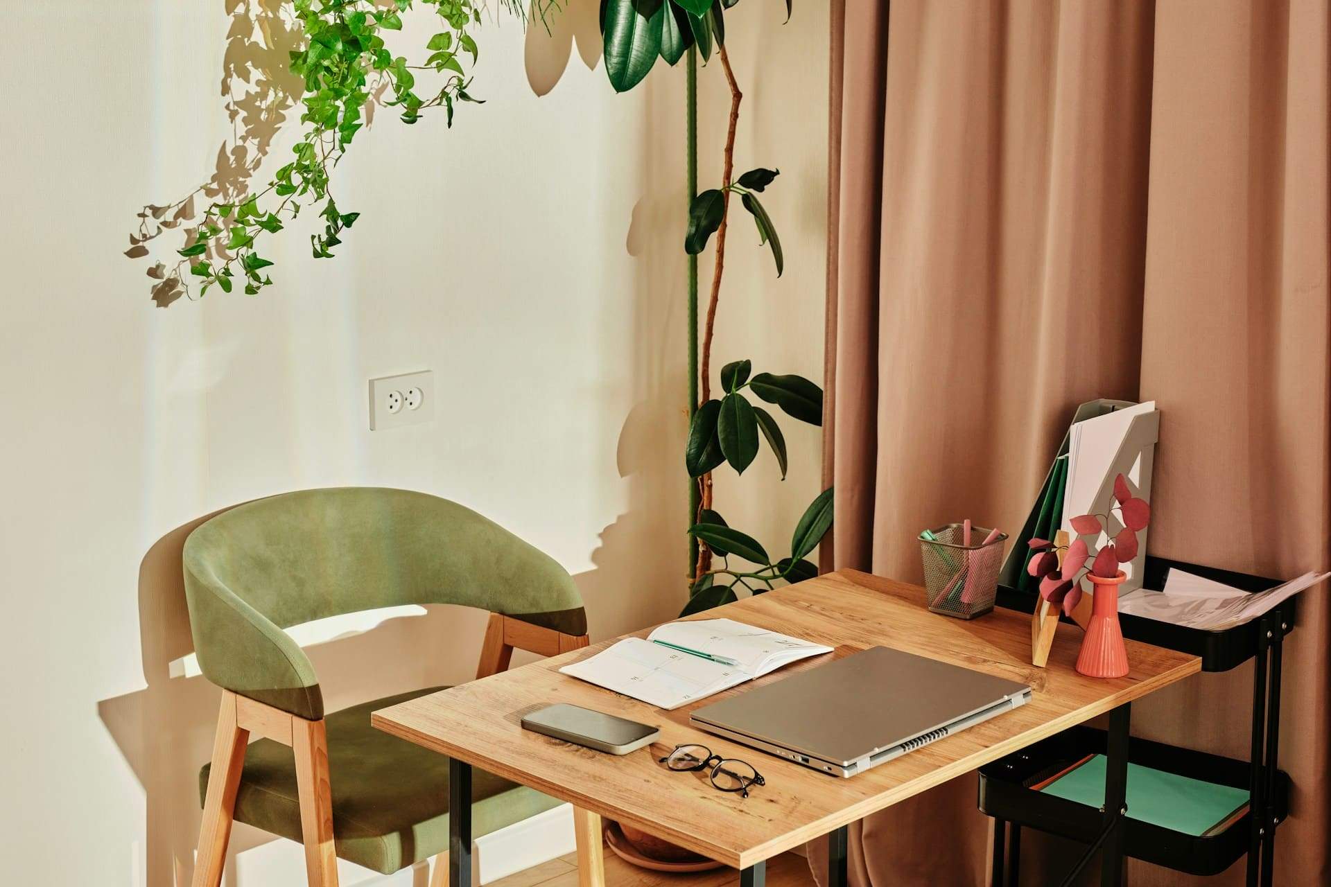 Stylish Workday Favorites That Make Sitting at Your Desk a Joy – 21 Inspiring Picks — Decor