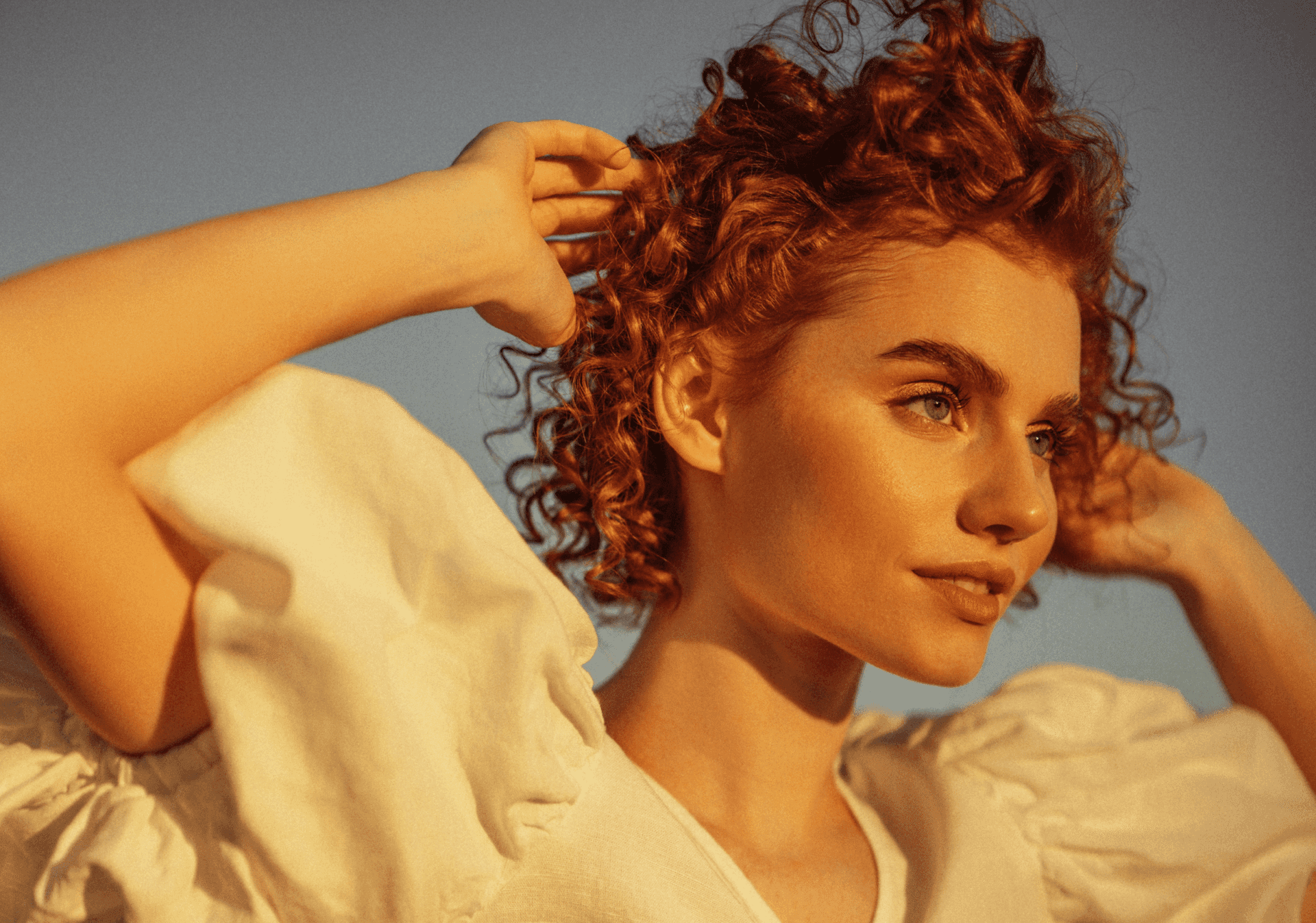 5 coiffures mi-longues bouclées pour un été sexy et naturel — Cheveux