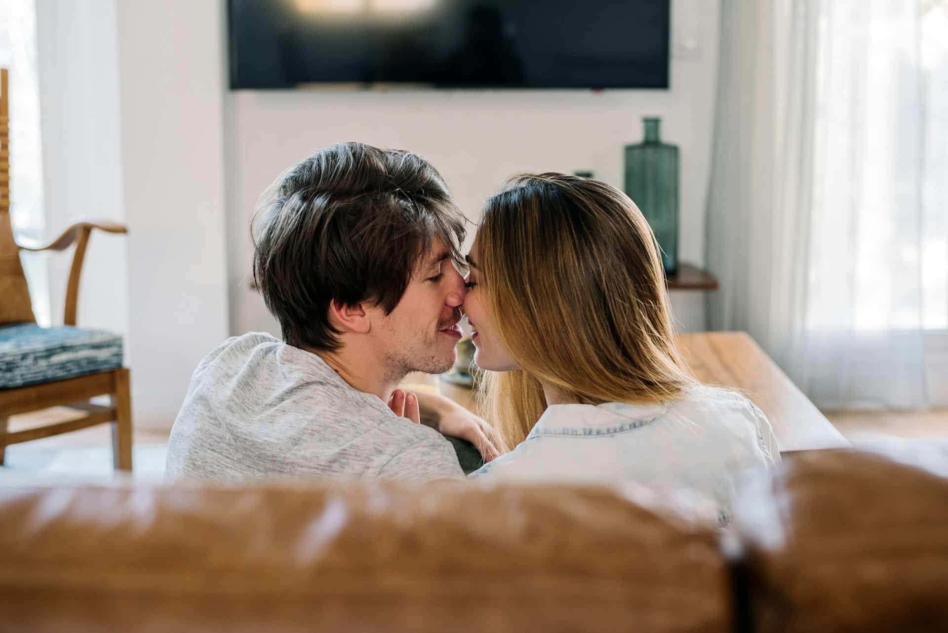 „Er will dann sofort Sex“ – Warum verschwindet das Küssen in langen Beziehungen? — Beziehung