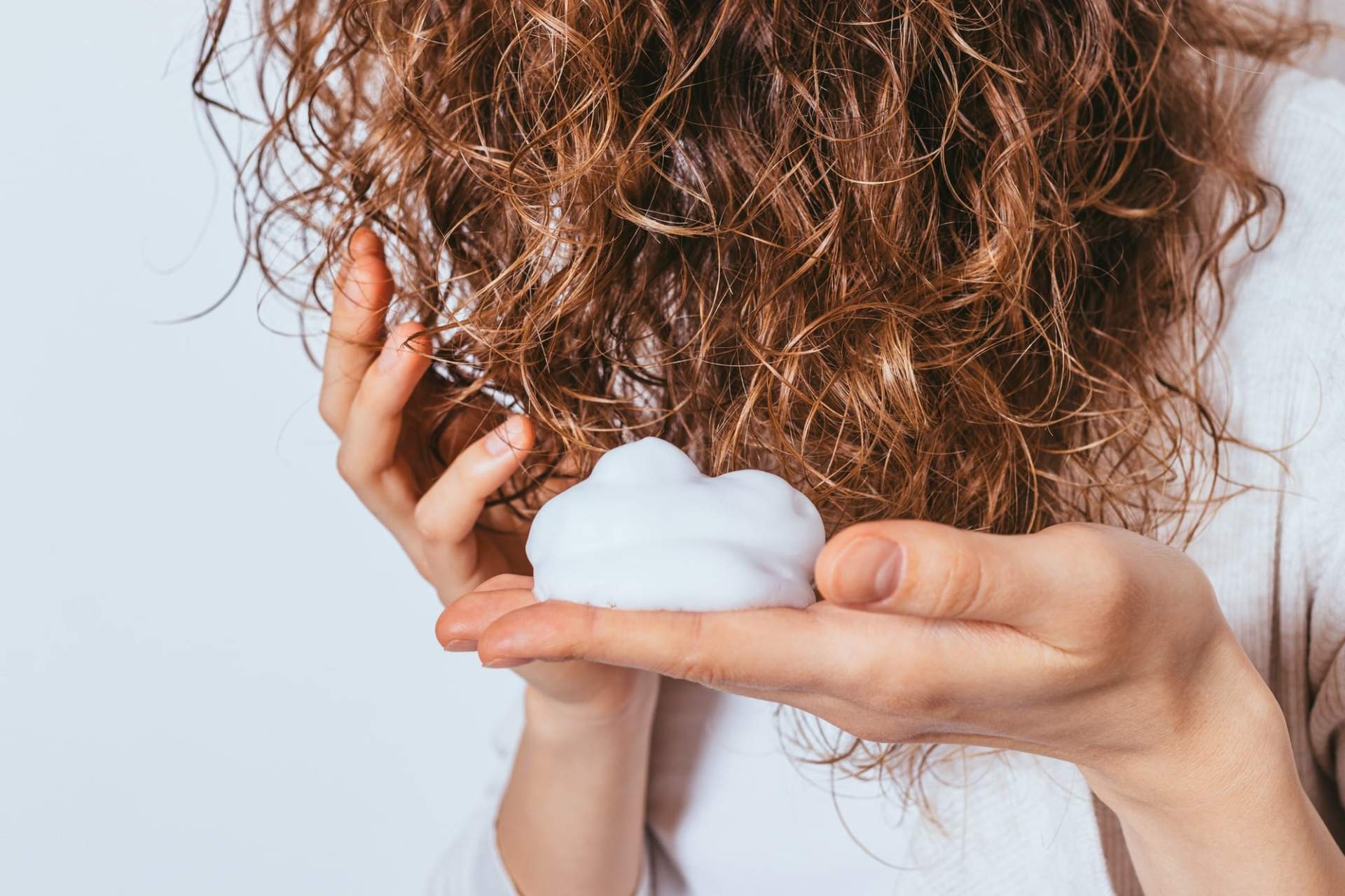 I migliori mousse per capelli mossi per una texture perfetta — Capelli