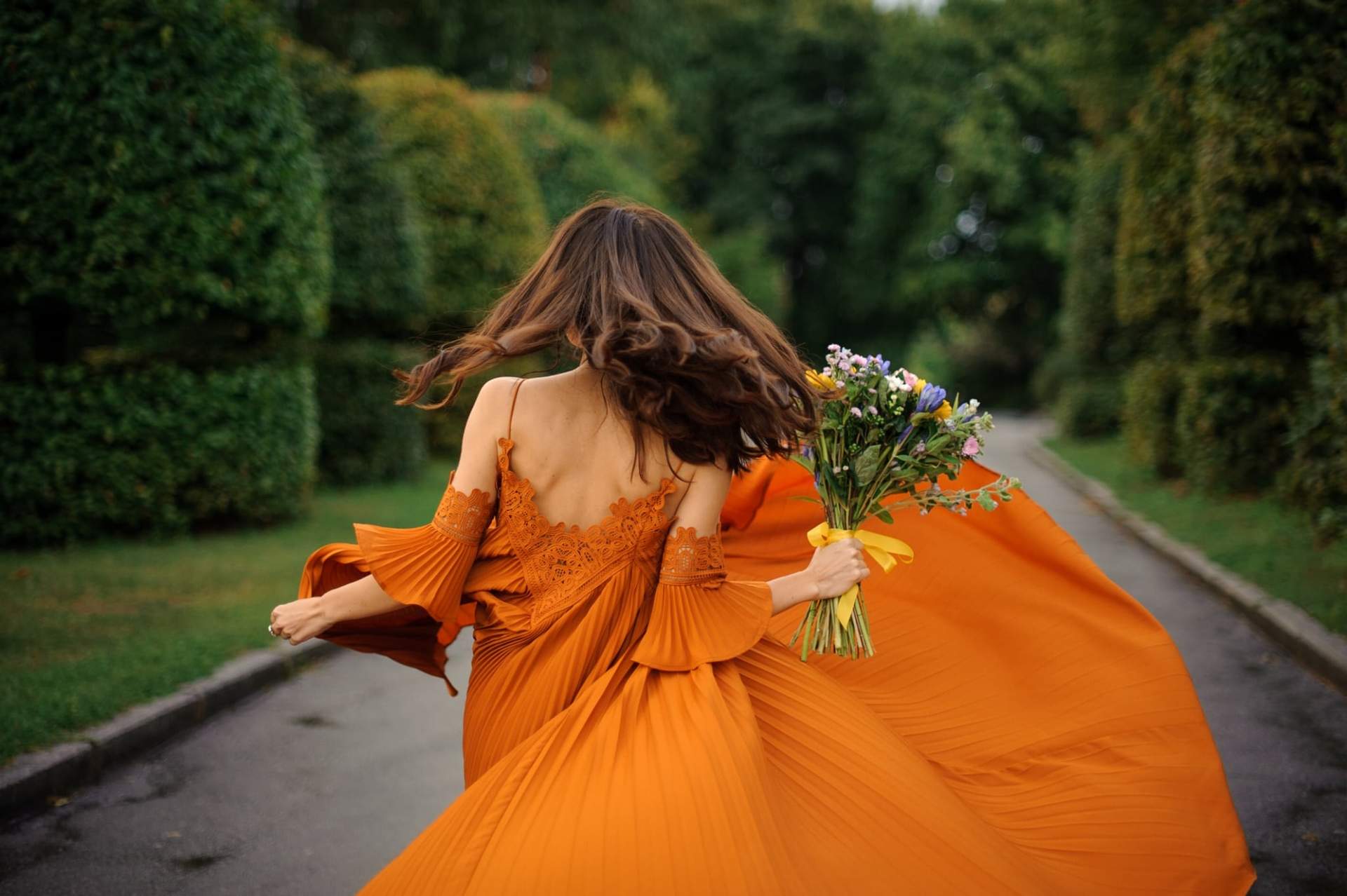 Sun-Kissed Shades: How to Dress to Capture Golden Summer Evenings — Fashion