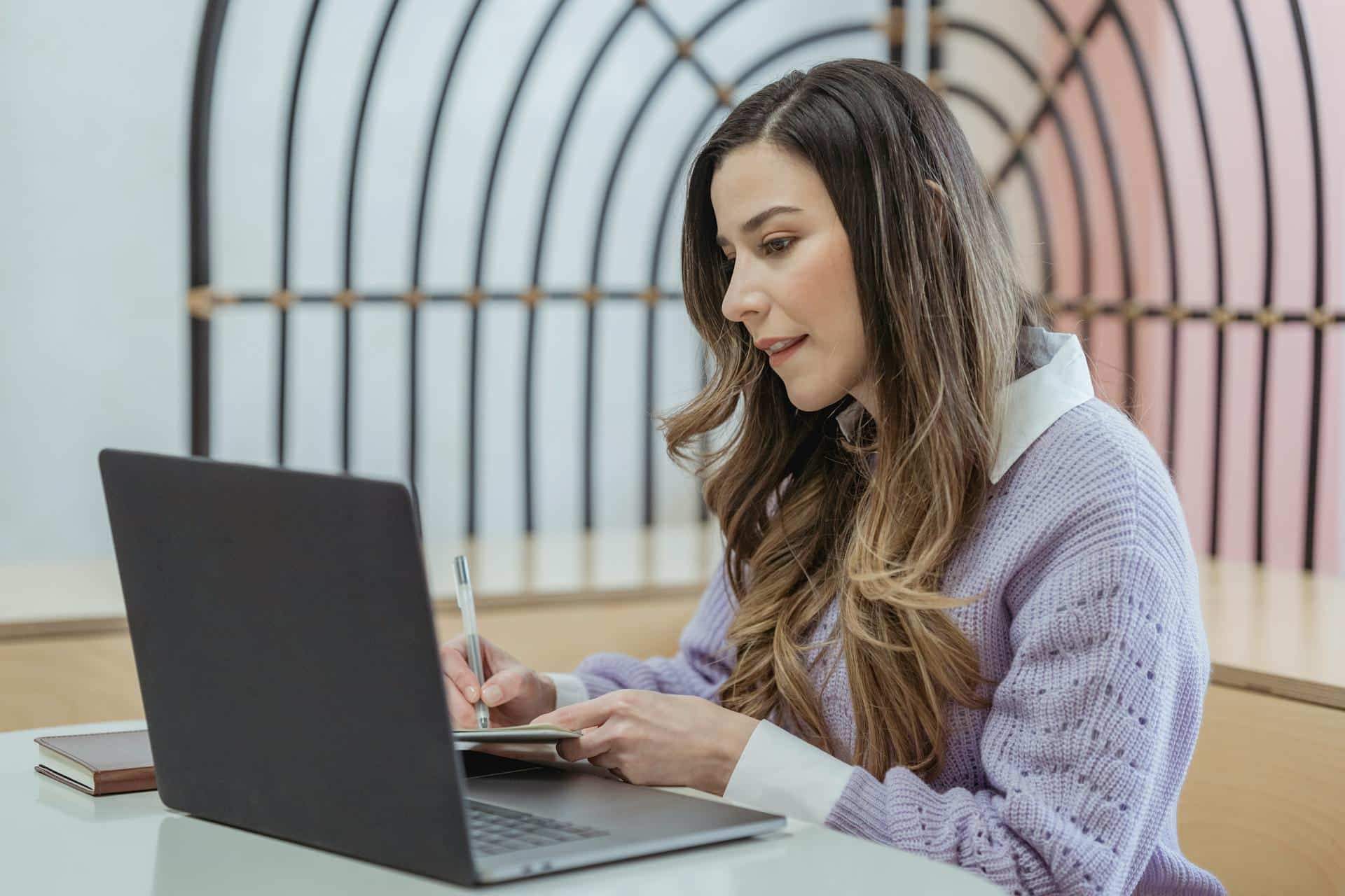 Esto te espera en el trabajo este julio, según tu signo zodiacal — Estilo de vida