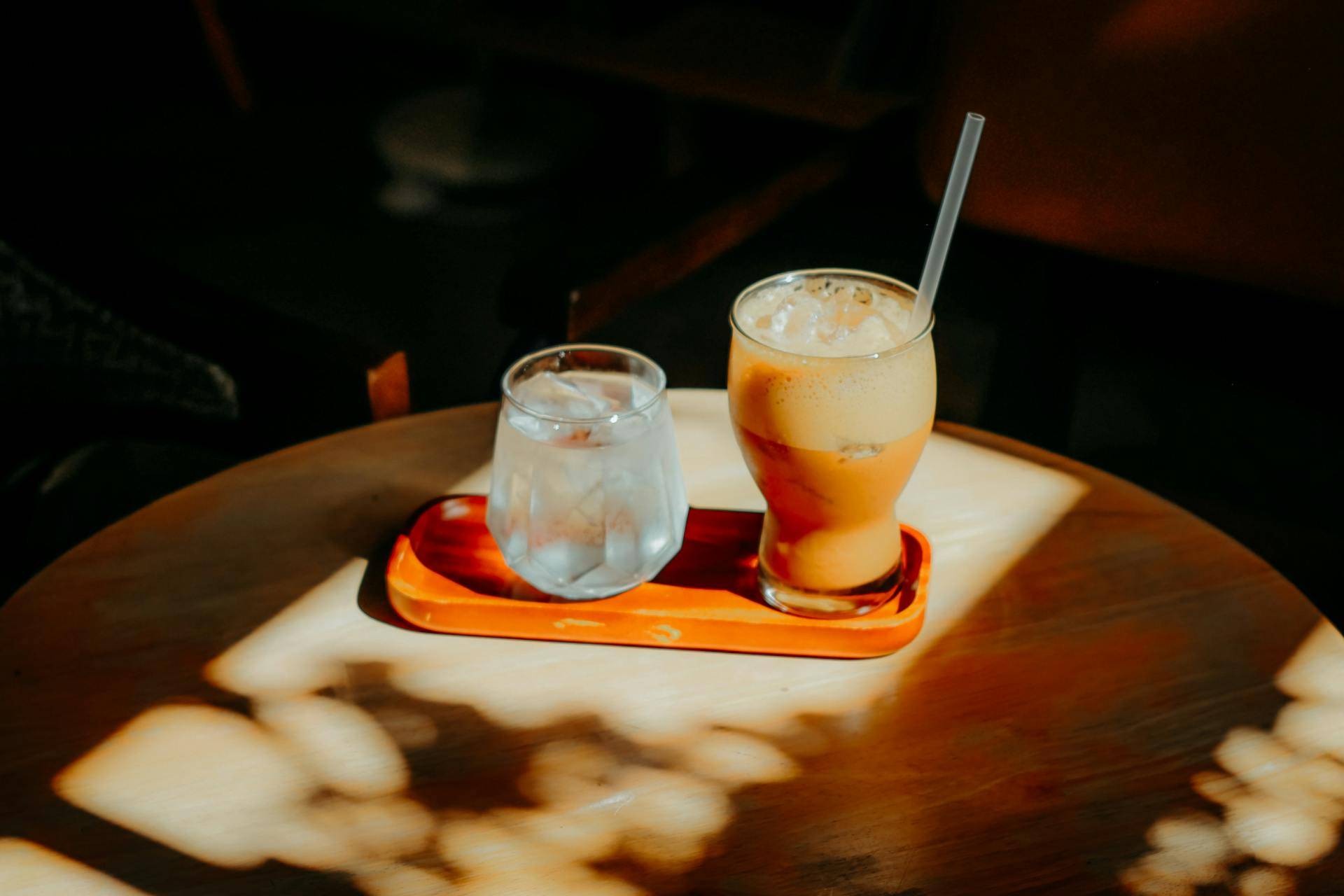 Vous pensiez que c’était juste une attention en plus ? Voici pourquoi on sert de l’eau gazeuse avec le café