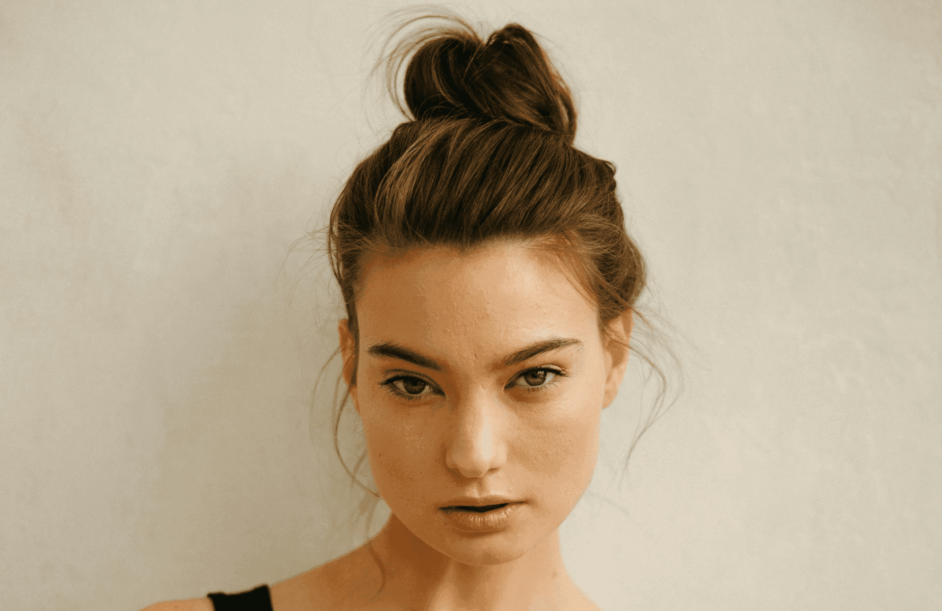 El moño perfecto según la forma de tu rostro: ¿cuál te favorece más? — Cabello