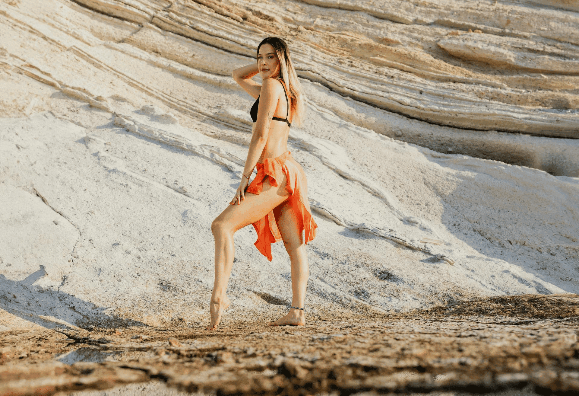Le foulard de plage, l’accessoire star de l’été – 6 façons créatives de le nouer — Mode