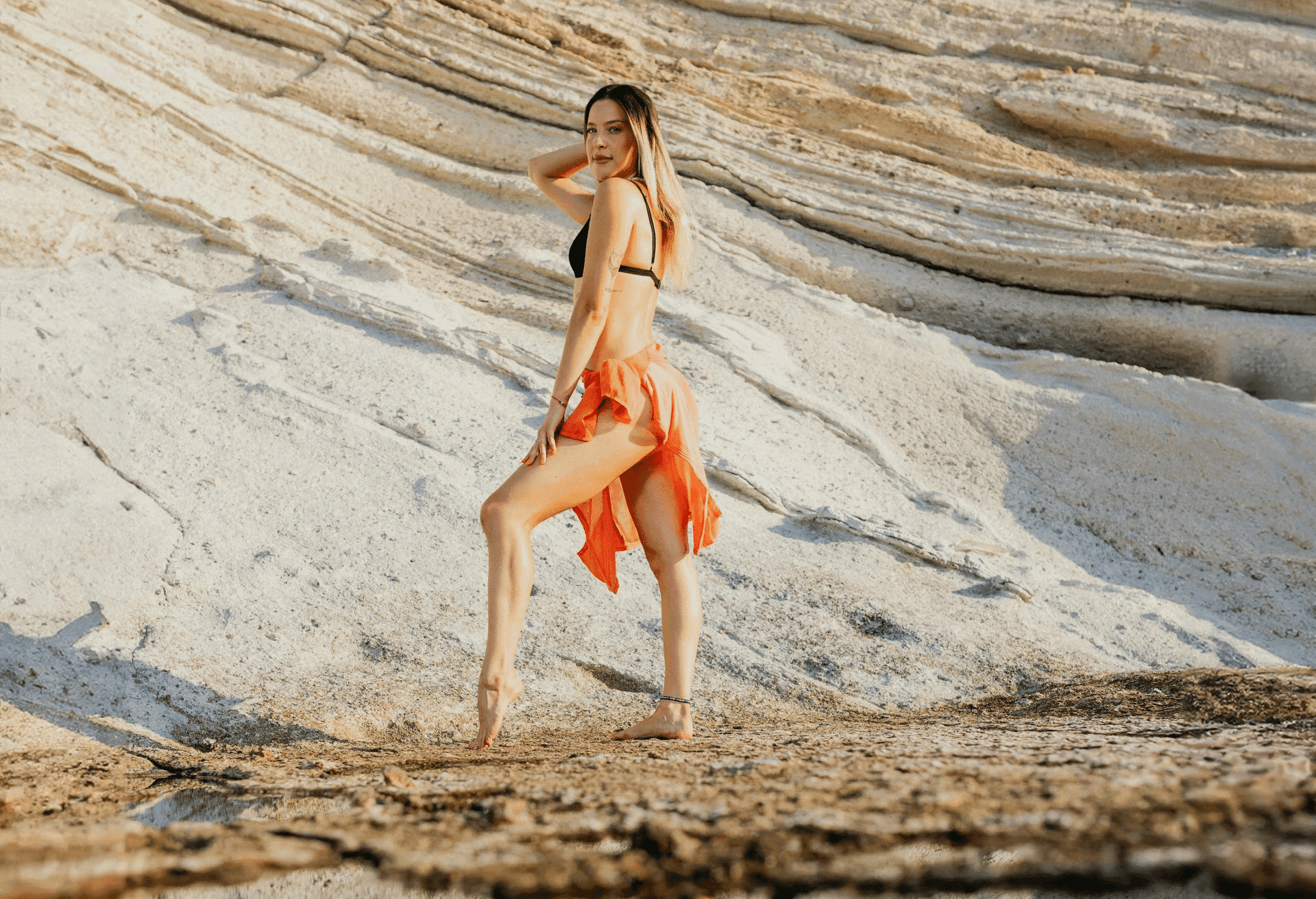 Le foulard de plage, l’accessoire star de l’été – 6 façons créatives de le nouer — Mode