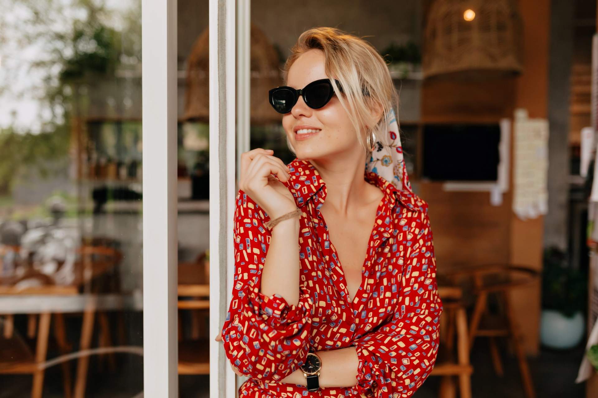 7 acconciature da vacanza per capelli corti e lunghi, perfette contro l’effetto crespo causato dall’umidità — Capelli