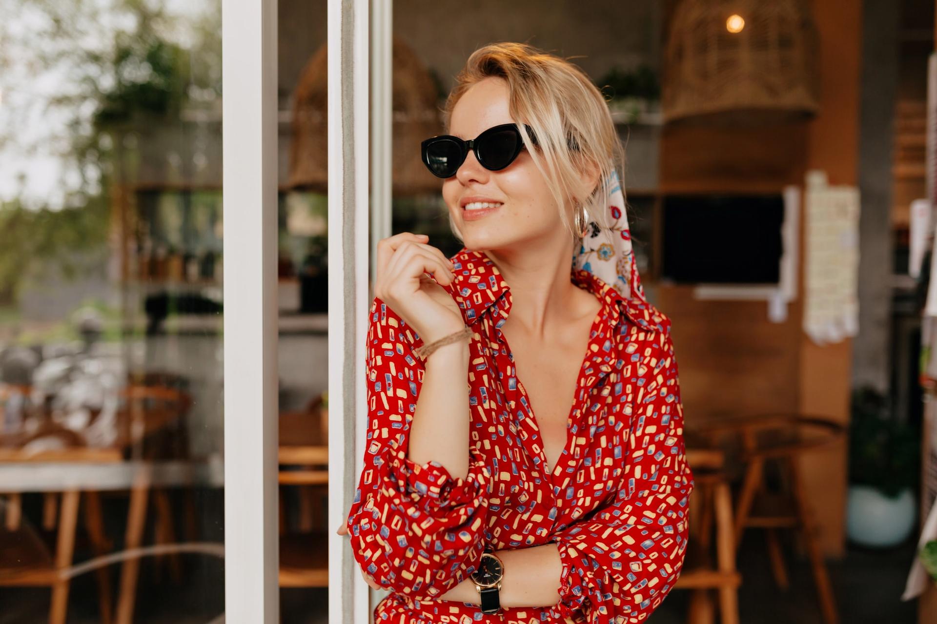 7 acconciature da vacanza per capelli corti e lunghi, perfette contro l’effetto crespo causato dall’umidità — Capelli