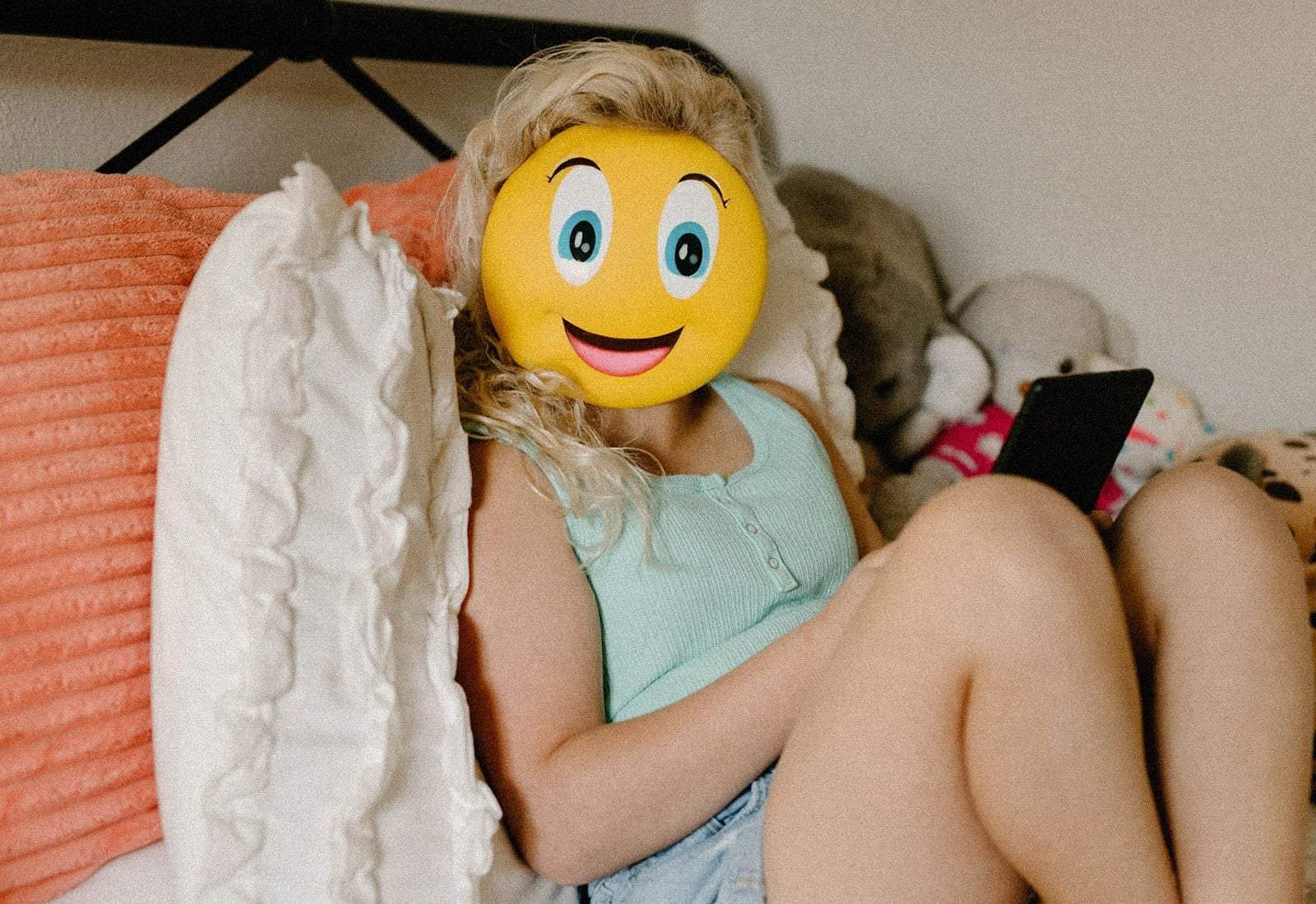Est-ce vraiment utile de cacher le visage de son enfant avec un emoji ? — Famille