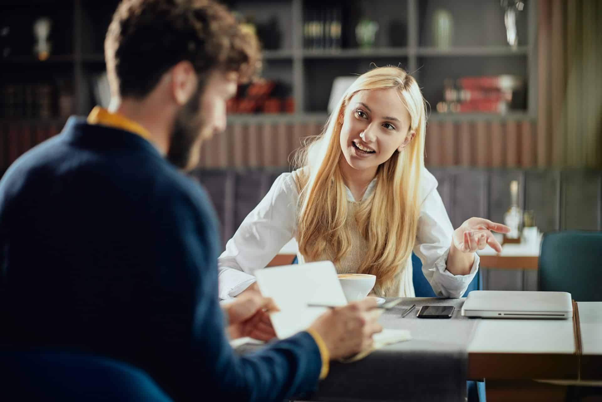 Du machst es auch: Die 7 häufigsten Körpersprache-Patzer, die den ersten Eindruck vermasseln — Stil