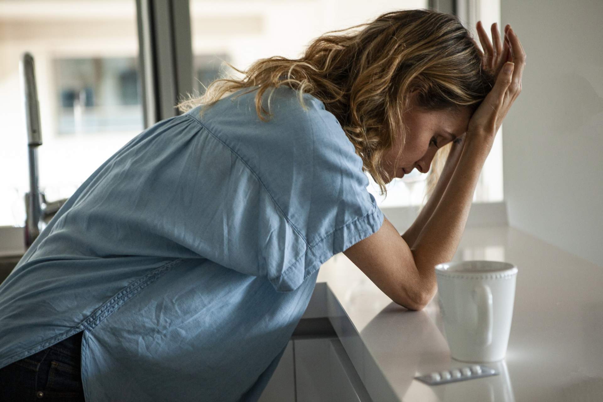 Warum du im Sommer öfter Migräne bekommst – und was du laut Expert:innen dagegen tun kannst — Gesundheit