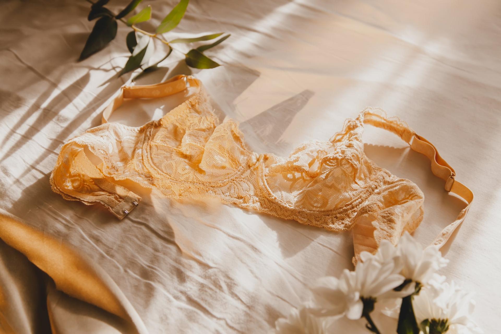 How to Turn Your Regular Bra into a Strapless One — Fashion