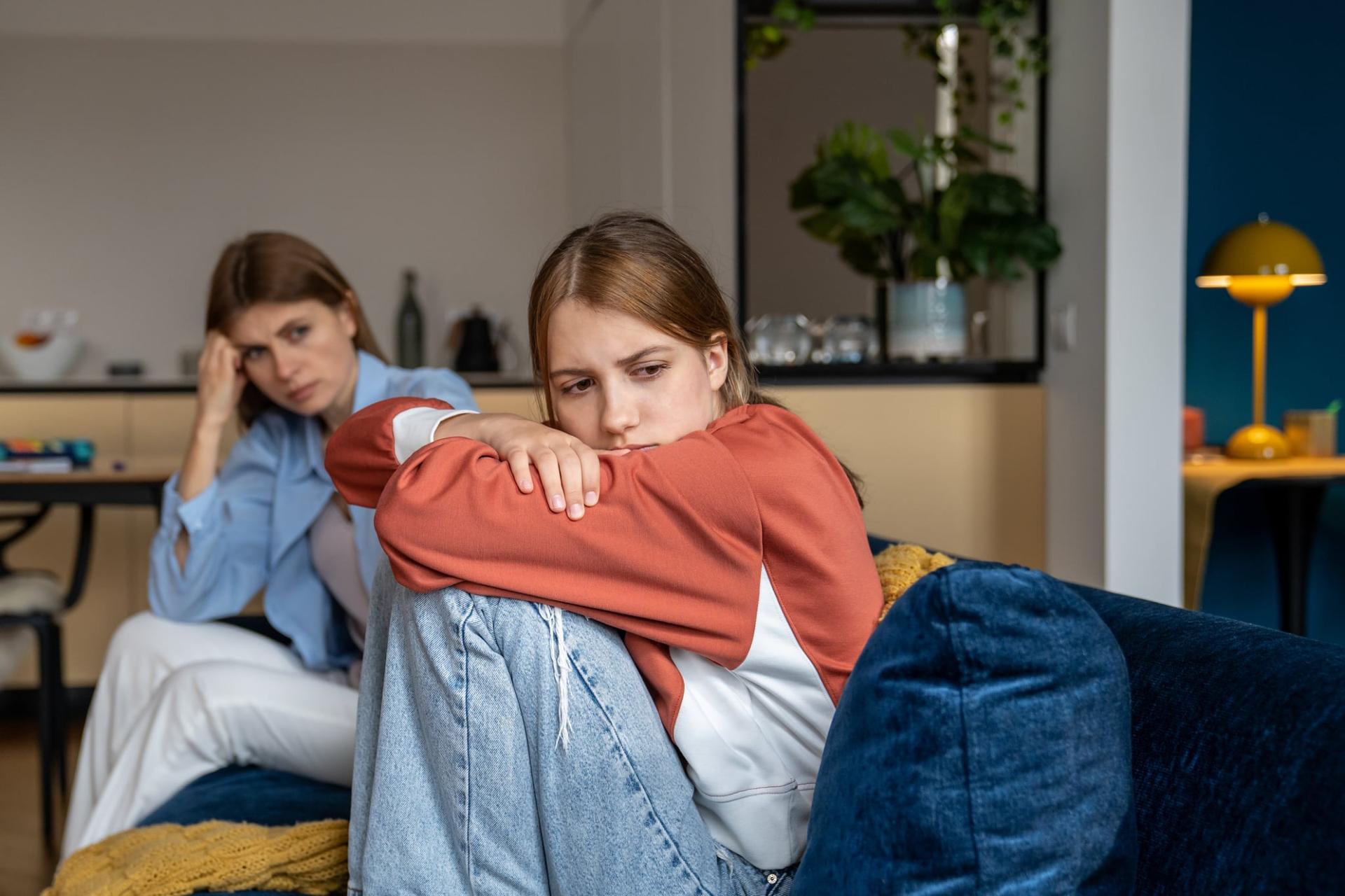 Las 3 razones más comunes por las que los adolescentes se distancian de sus padres — Familia