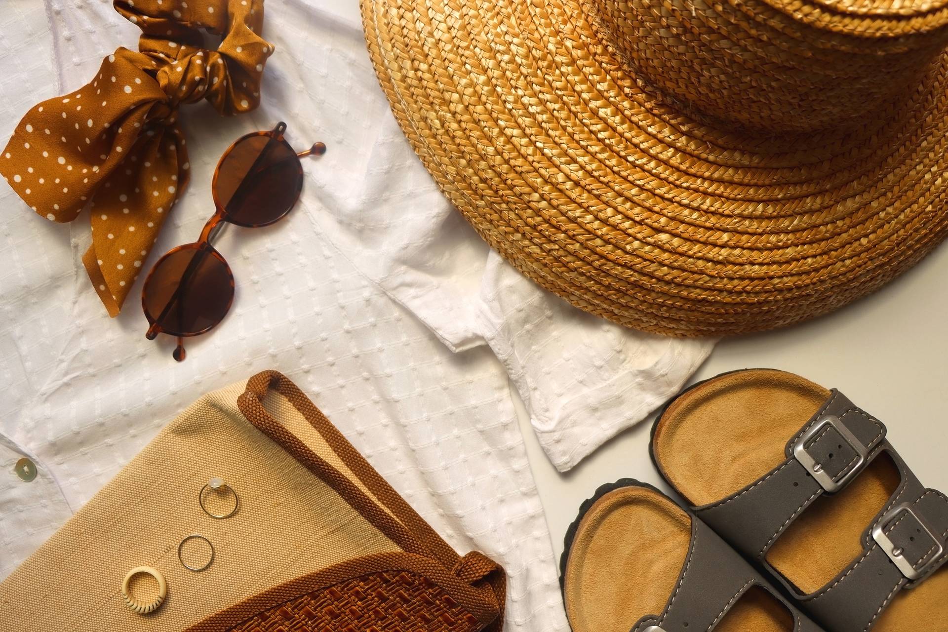 Incontournables d’août : 5 accessoires qui subliment instantanément toutes tes tenues