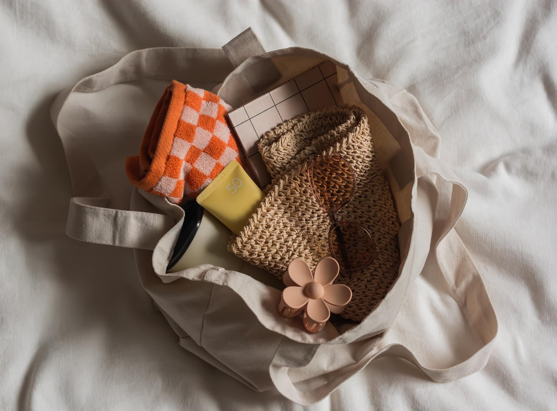 9 esenciales de belleza en mi bolso de playa que siempre llevo conmigo — Estilo