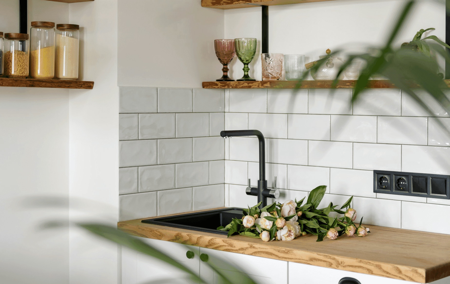 These Backsplashes Make Even the Smallest Kitchen Feel Spacious — Decor