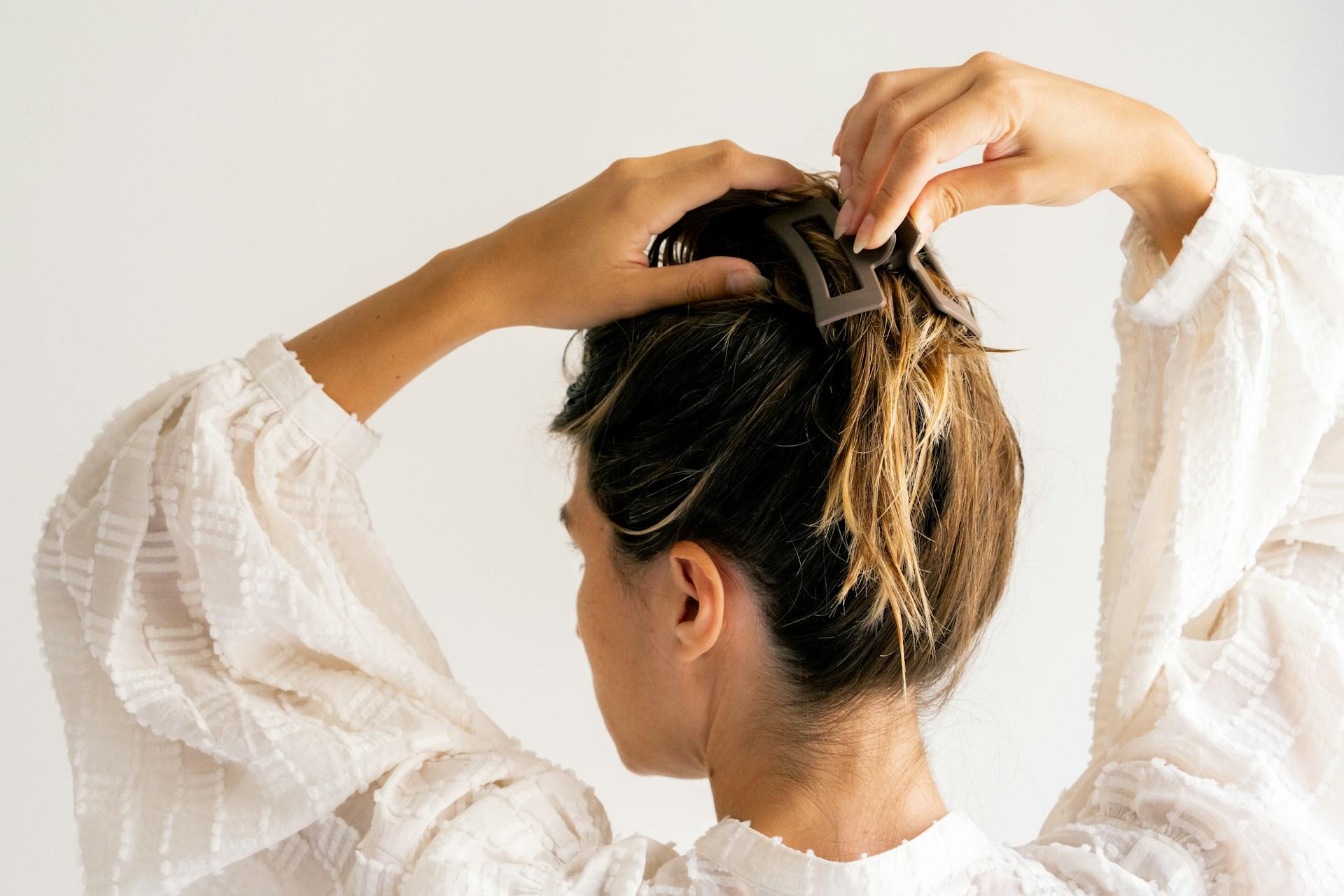 6 Gründe, warum sich dein Haar manchmal schmerzhaft anfühlt — Haare