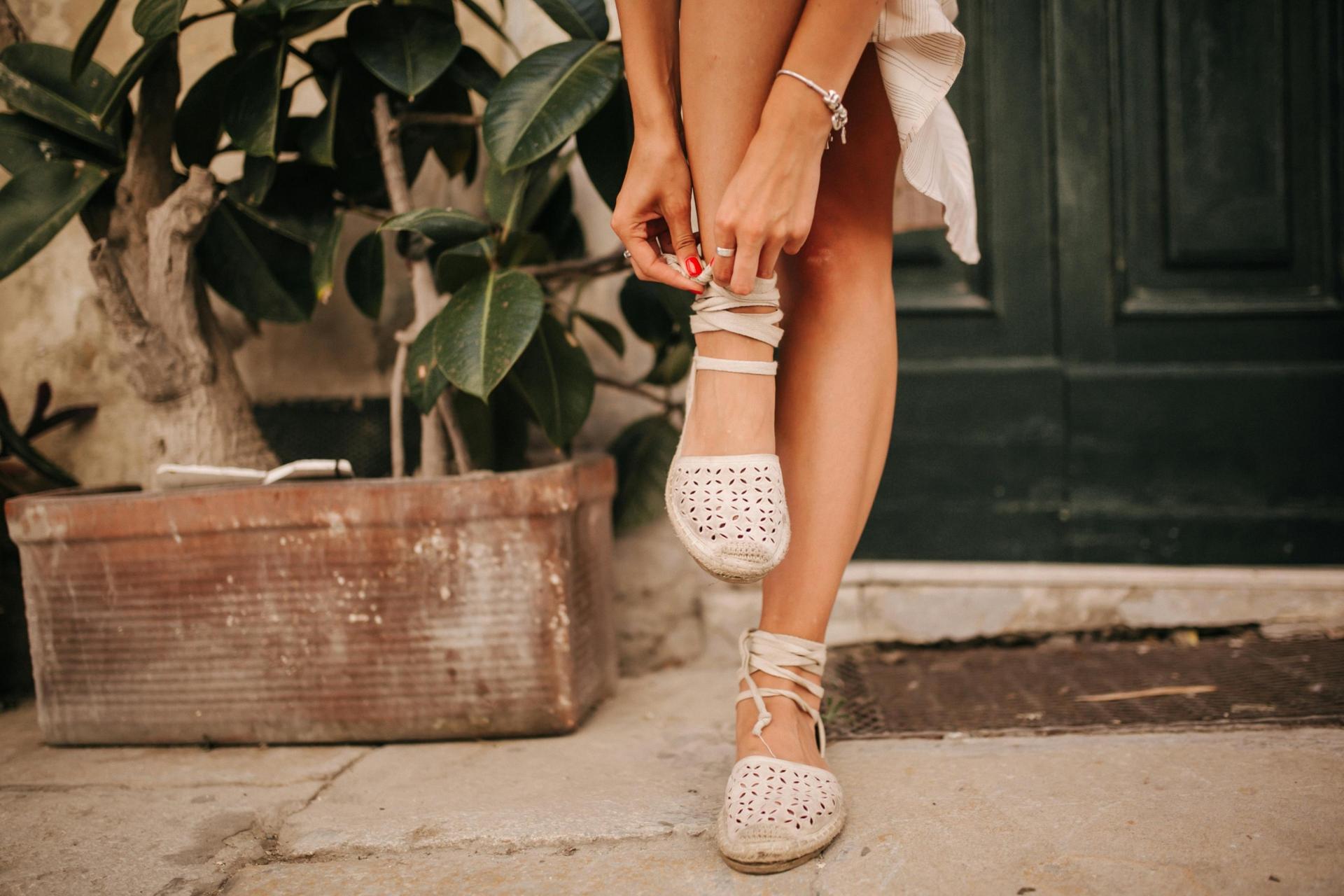 Diese Retro-Sandale ist zurück im Trend – aber wir tragen sie jetzt anders — Mode
