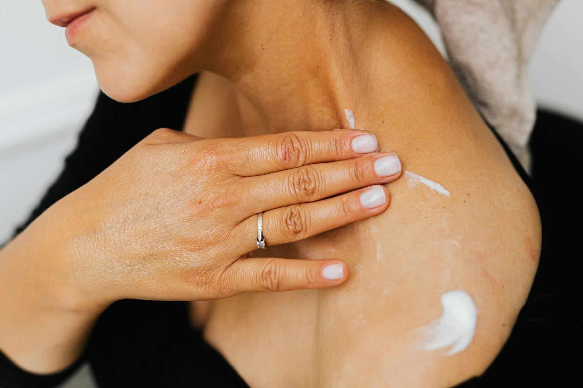 Diesen Körperbereich lässt du bei der Hautpflege aus? Großer Fehler! — Stil