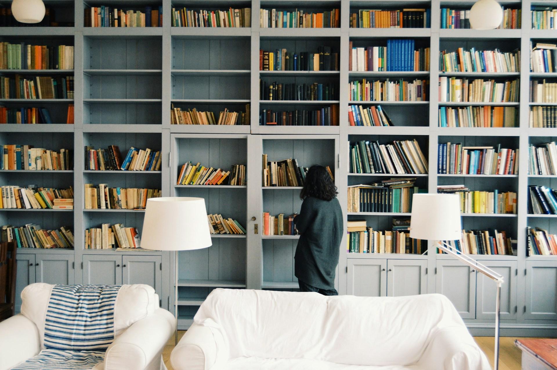 So wird dein Bücherregal Magazin-tauglich: 7 geniale Ideen für ein aufgeräumtes Zuhause — Deko
