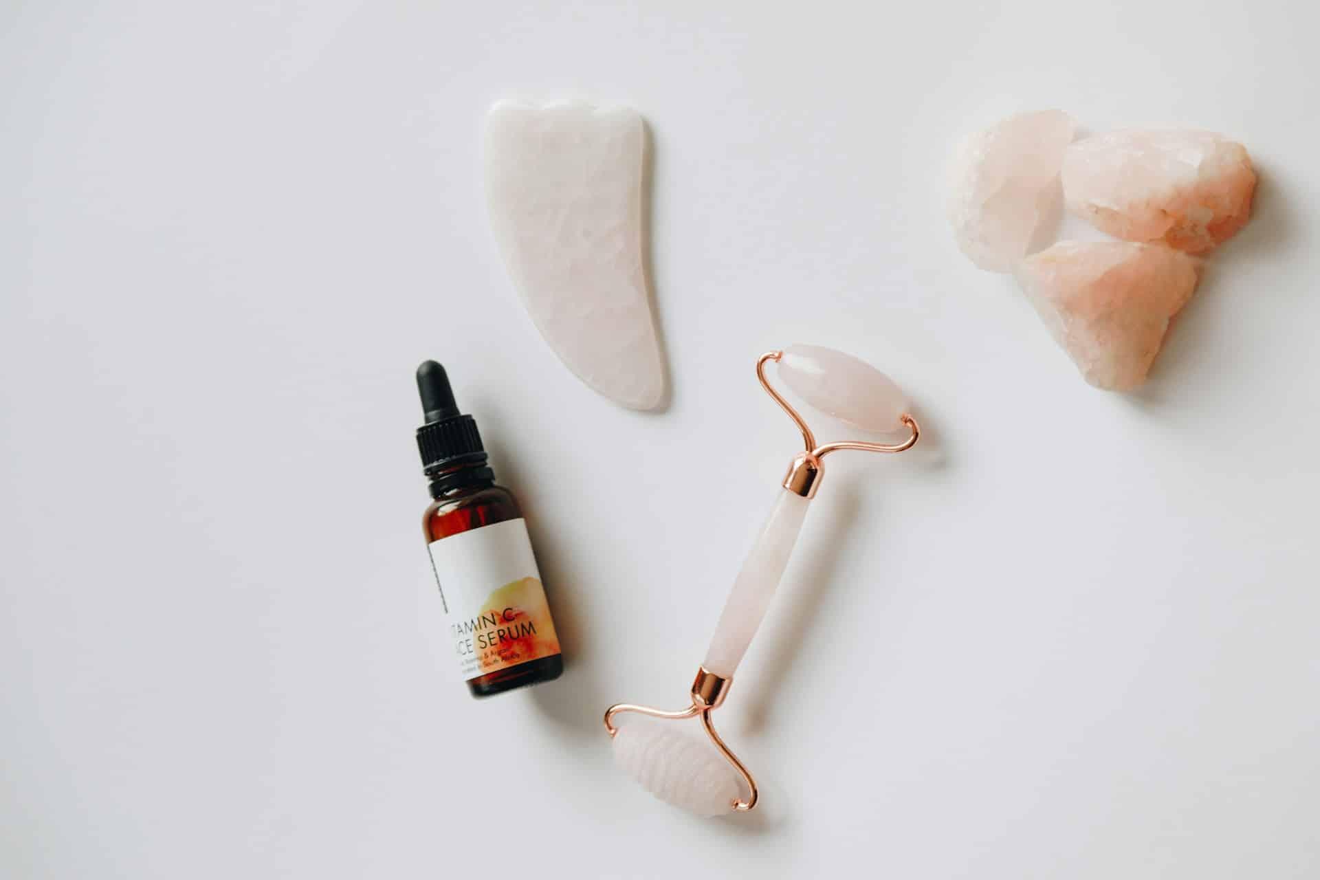 Cura del viso con minerali: i benefici del gua sha e del face roller — Viso