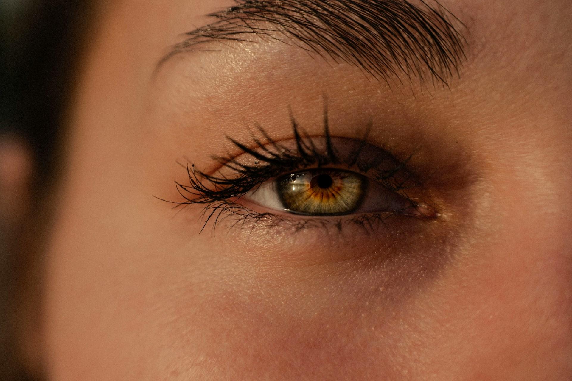 Taches noires dans l’œil : que signifient-elles ? — Santé