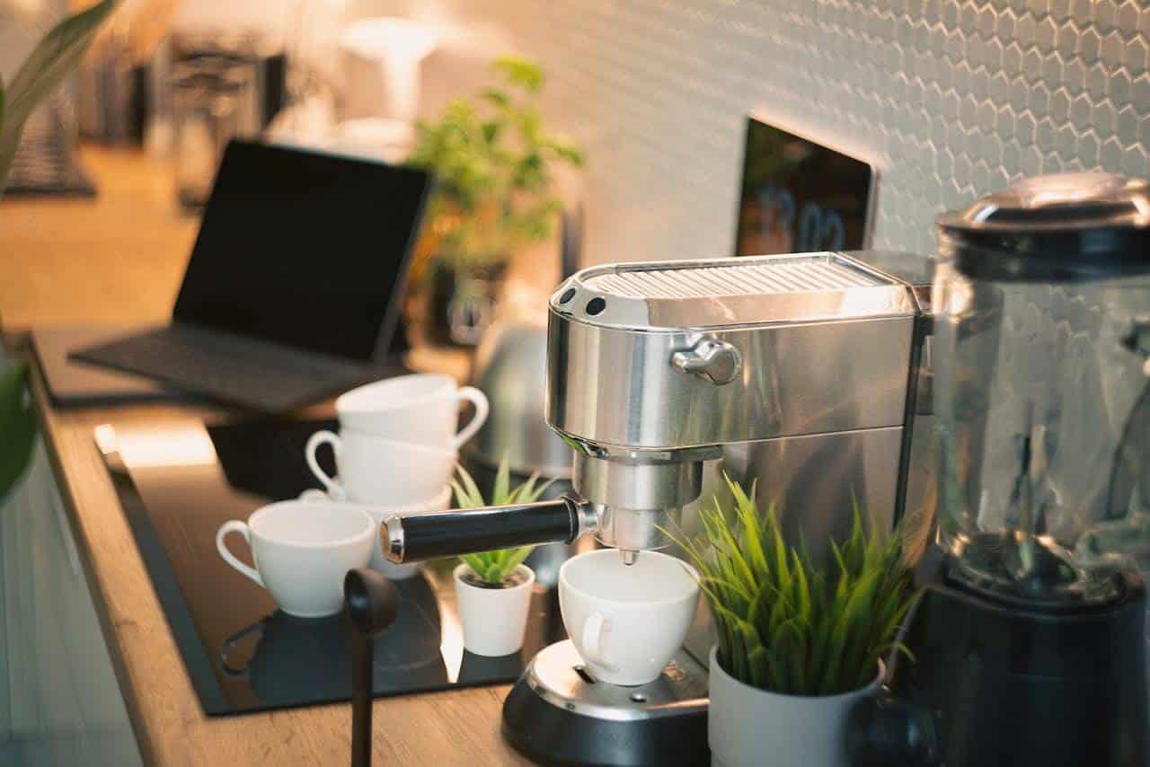 Mit der Kraft des Dampfes wird alles leichter: Dampfreiniger und moderne Bügeleisen im Haushalt — Haushalt